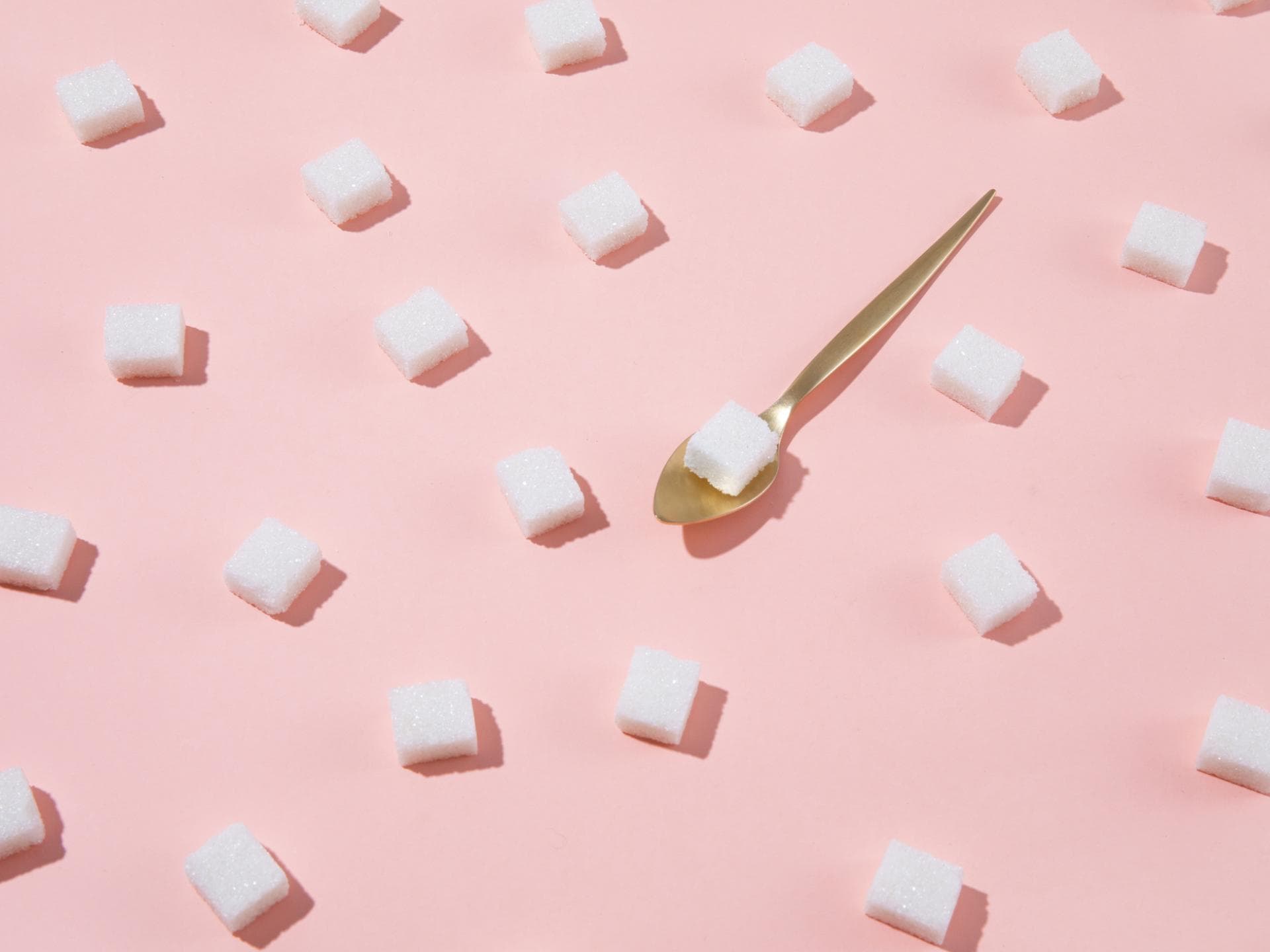 Zuckerwürfel auf rosa Hintergrund