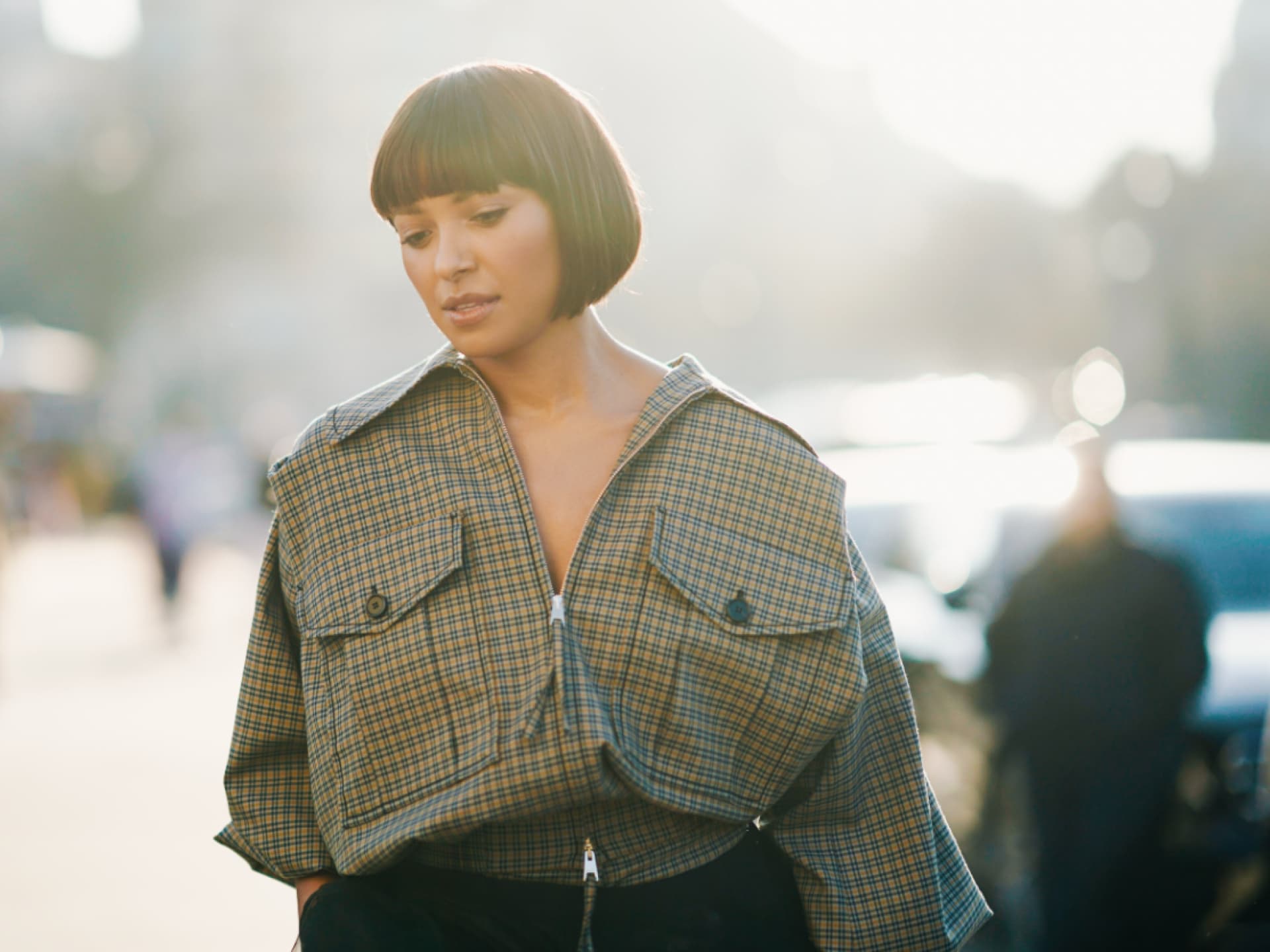 Fashion-Week-Besucherin mit einem Bubble Bob mit Pony