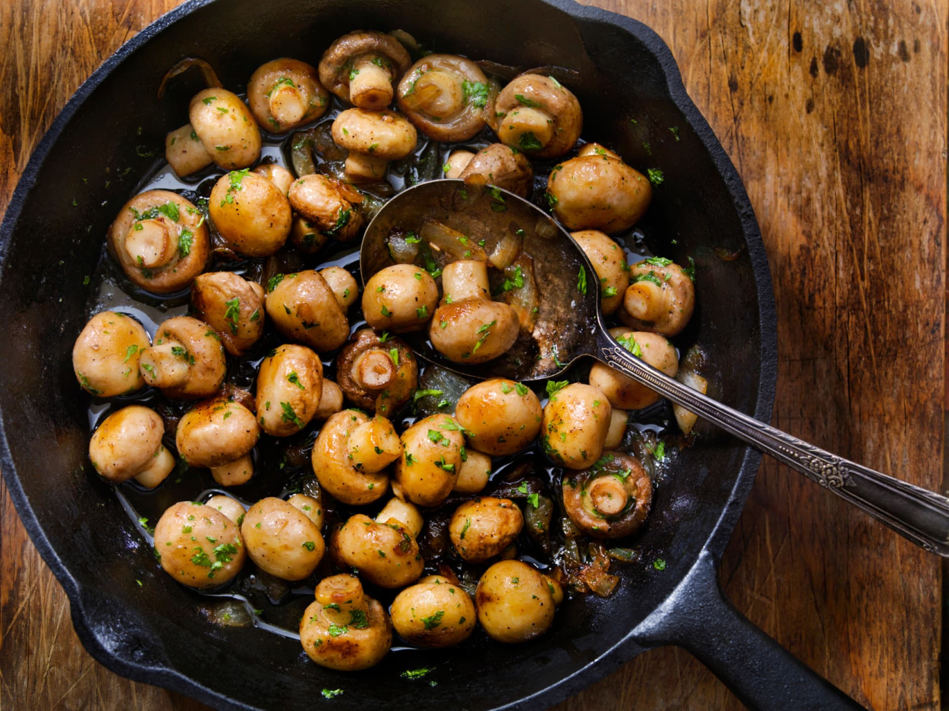 Einfache Pilzpfanne - Champignons wie vom Weihnachtsmarkt