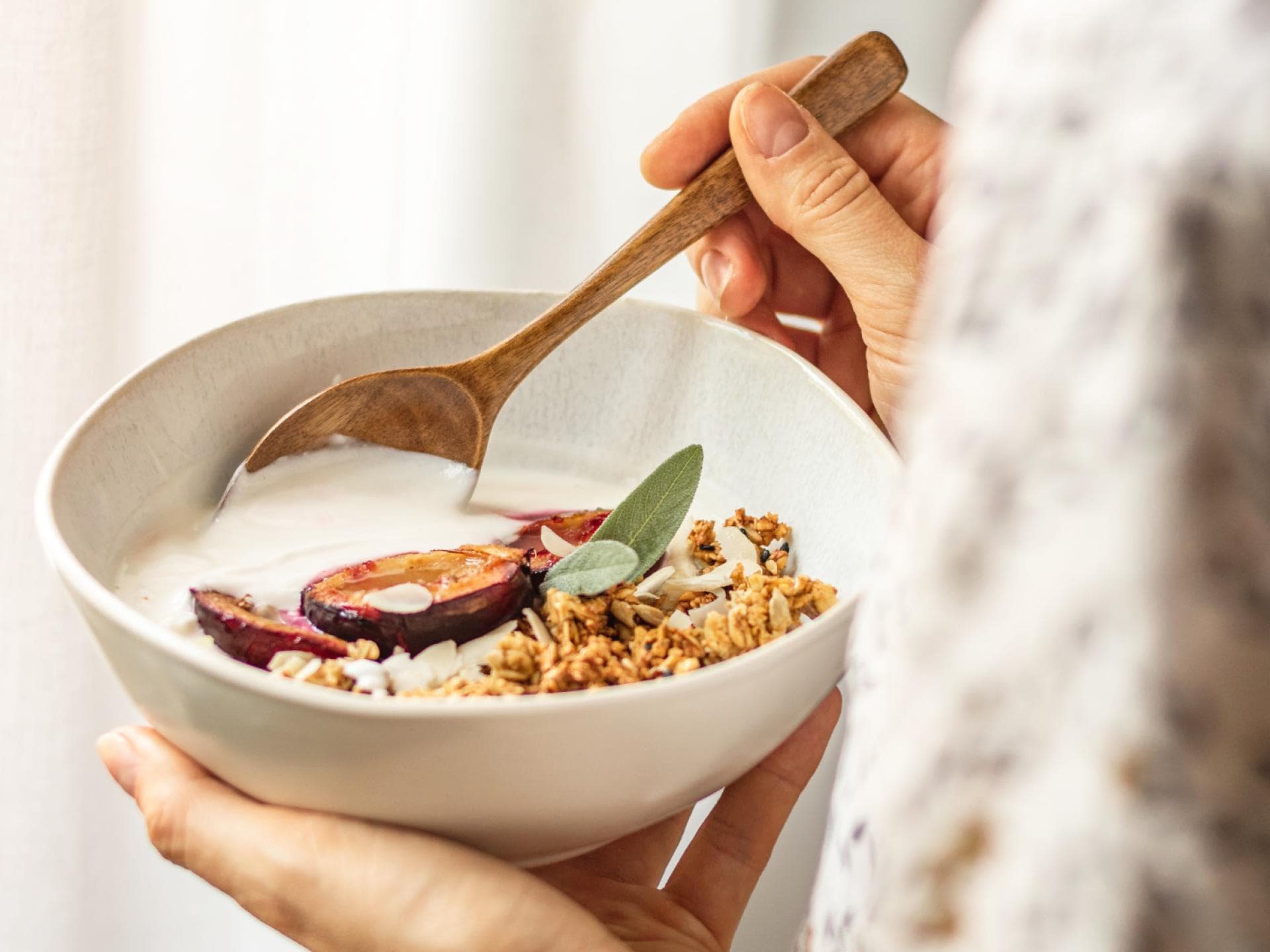 Eine Frau frühstückt Müsli