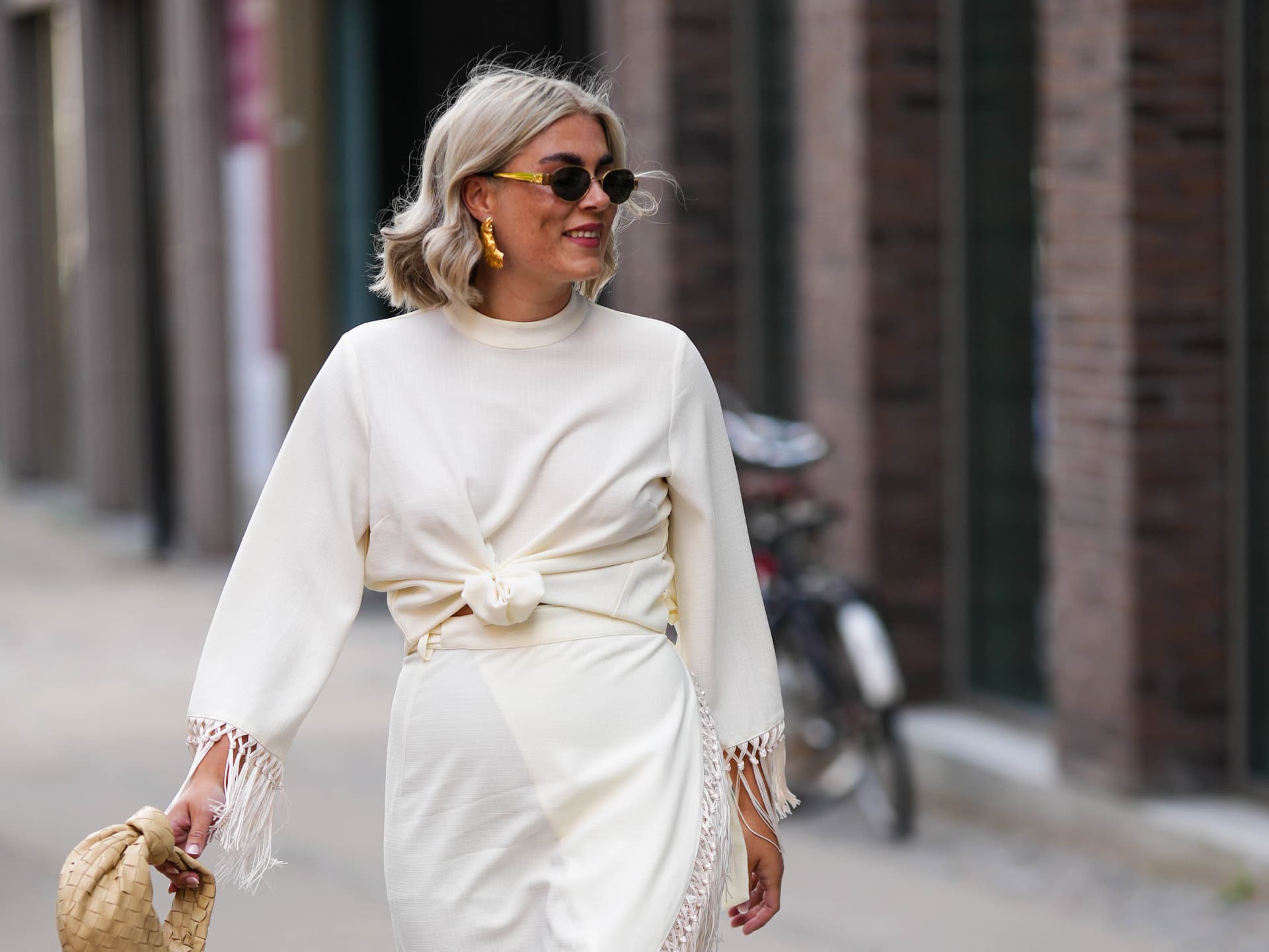 Graue Haare Frisur, die jünger macht: Long Bob