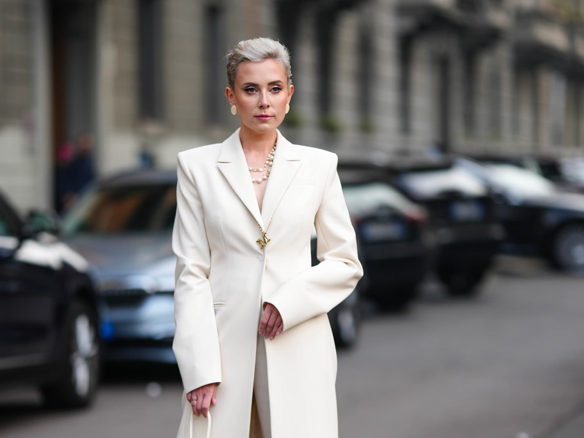 Der Micro Pixie ist die super kurze Form des klassischen Pixie Cuts Graue Haare Frisur, die jünger macht: Micro Pixie