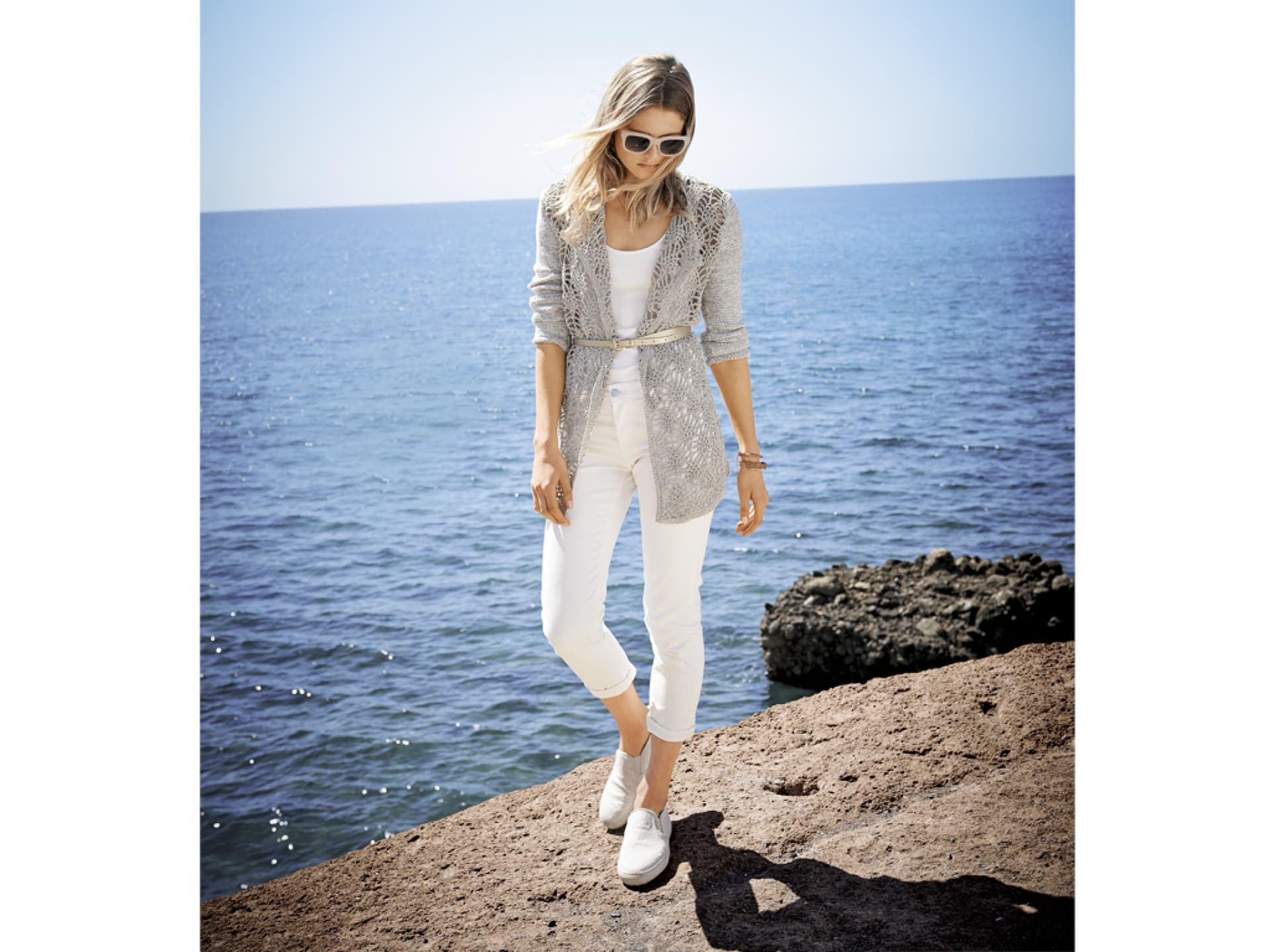 Model in leichter Häkeljacke von Lana Grossa