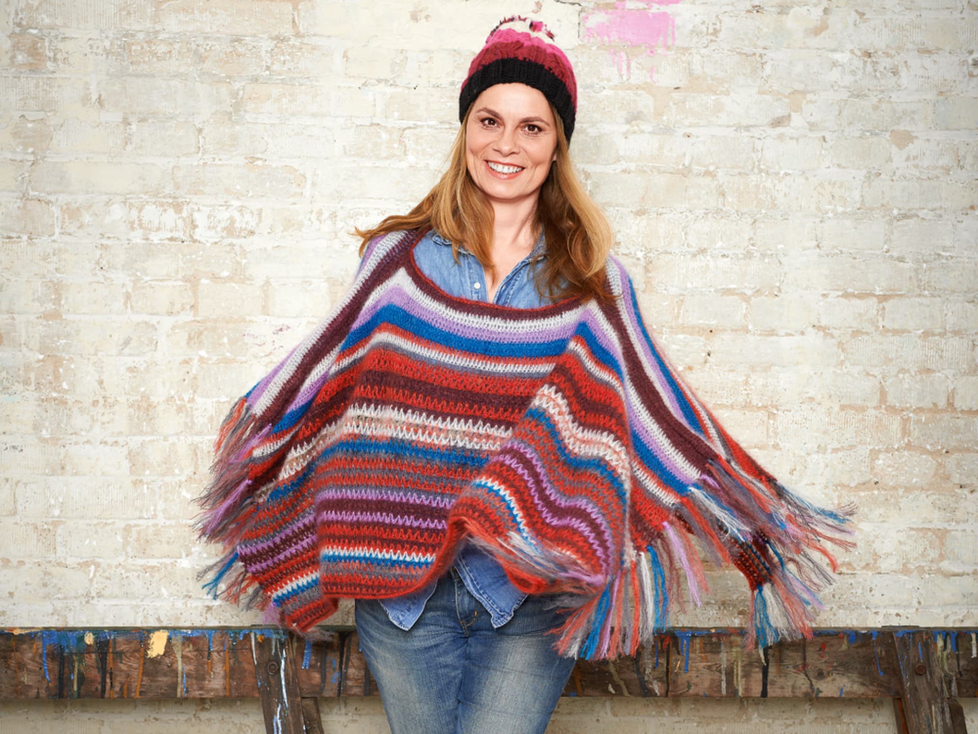 Sarah Wiener im gehäkelten Poncho