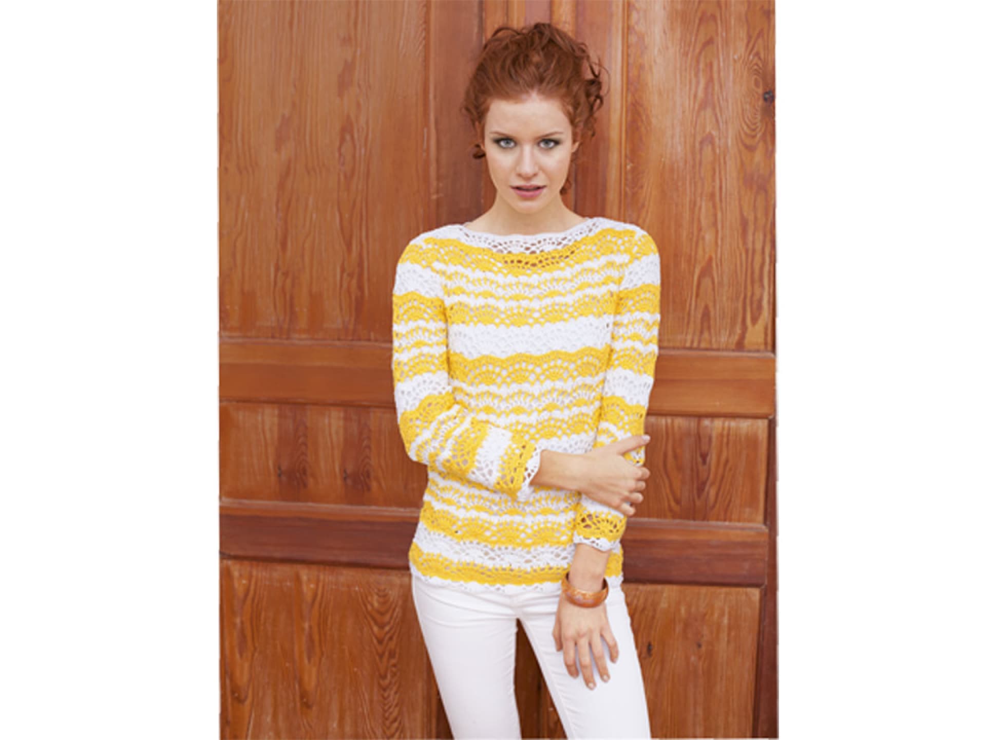 Model in gehäkeltem Streifenpullover