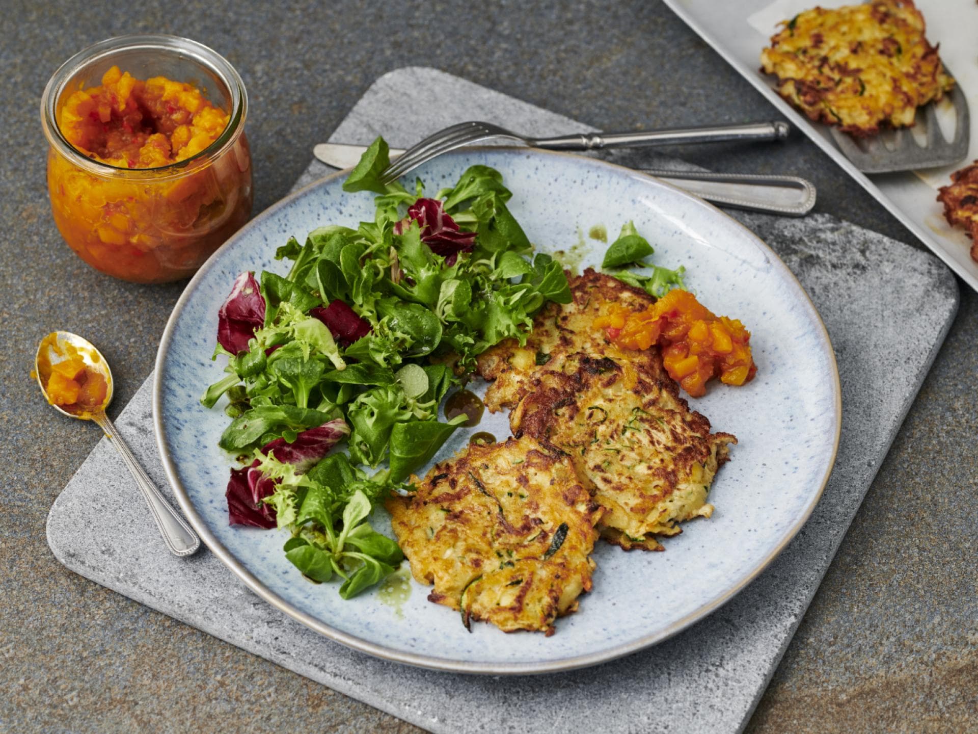 Zucchini-Rösti mit Kürbischutney