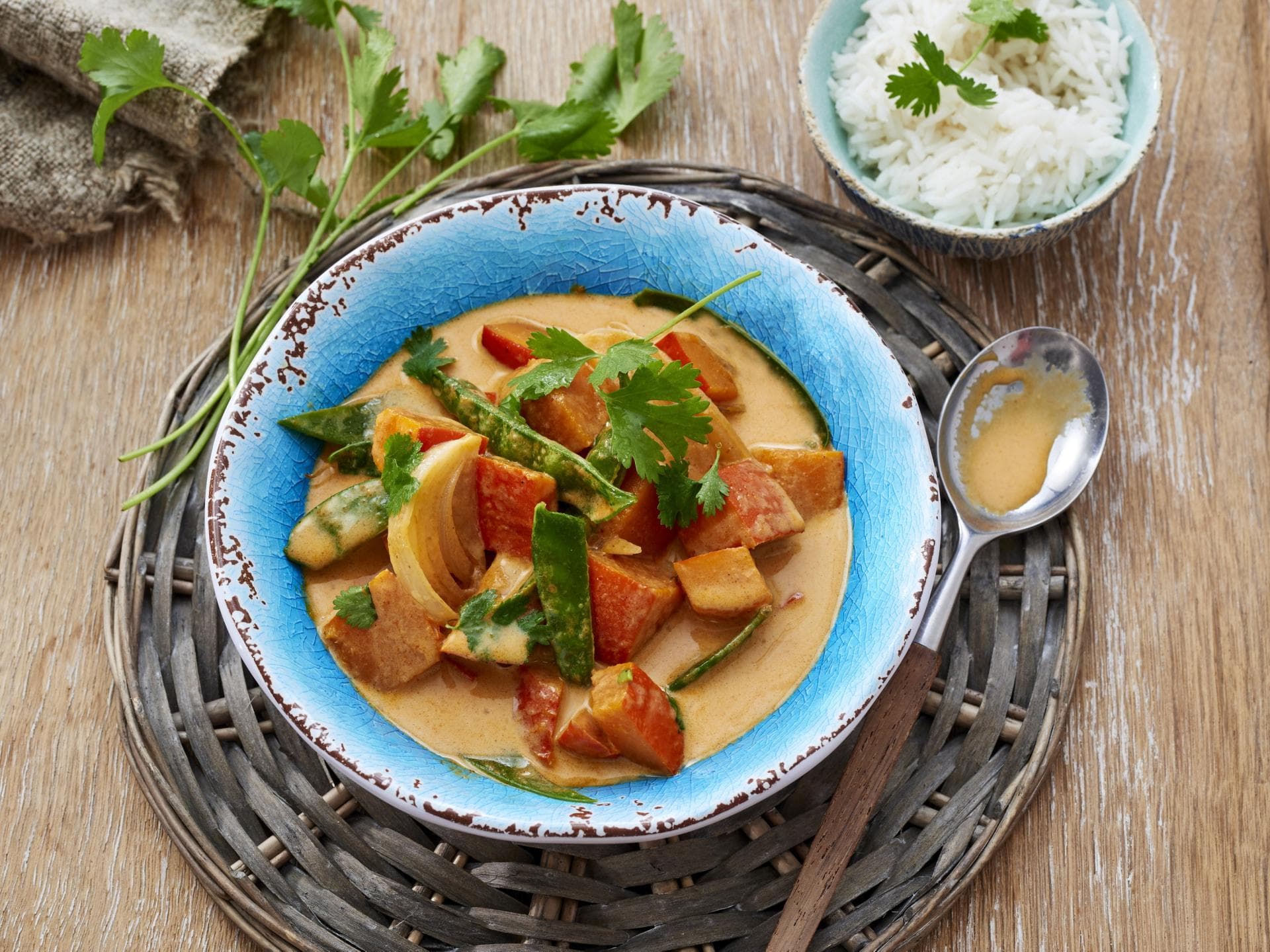 Kürbiscurry mit Zuckerschoten 
