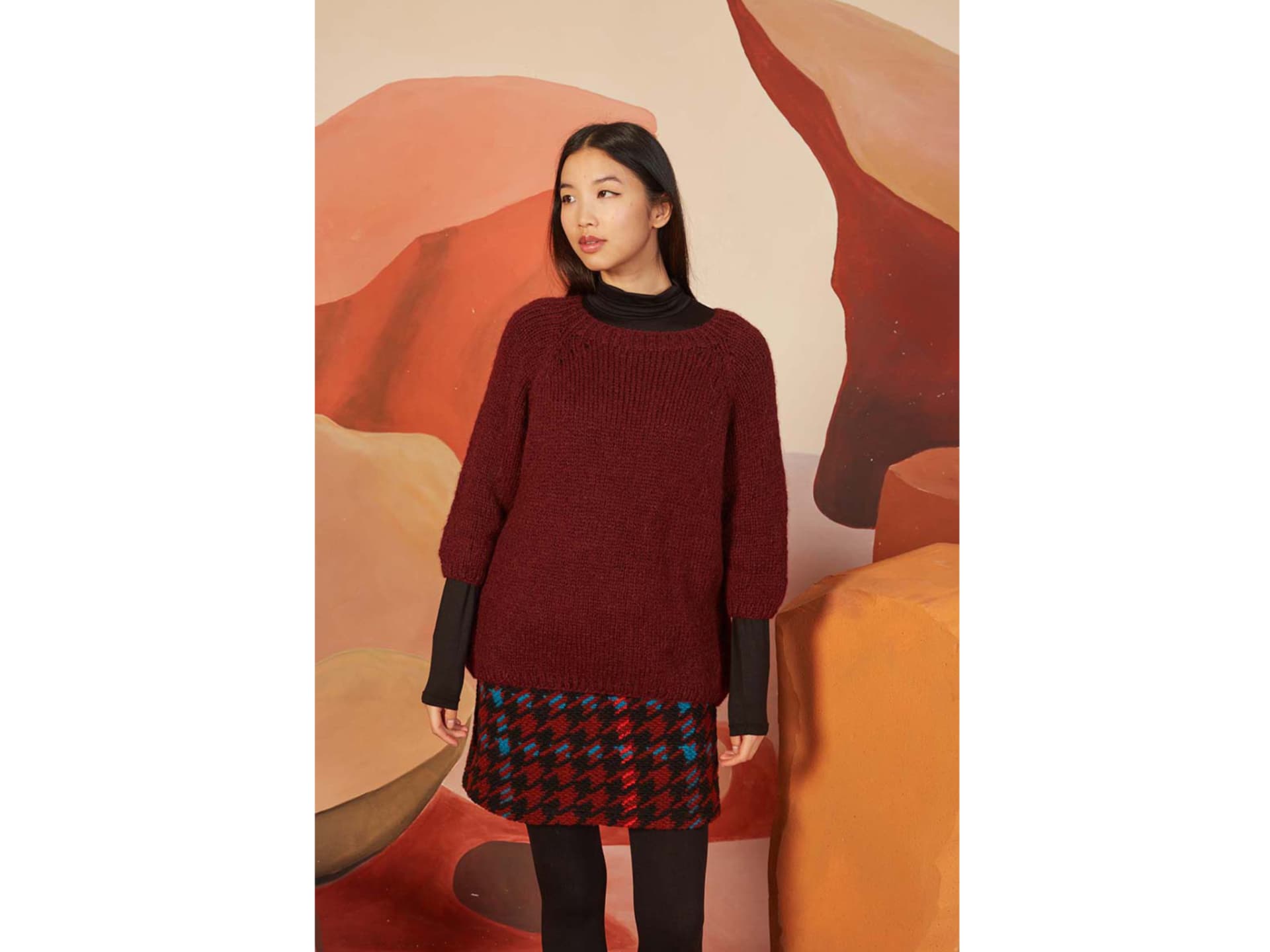 Model in weinrotem Kuschelpullover "Birgit" von LANGYARNS