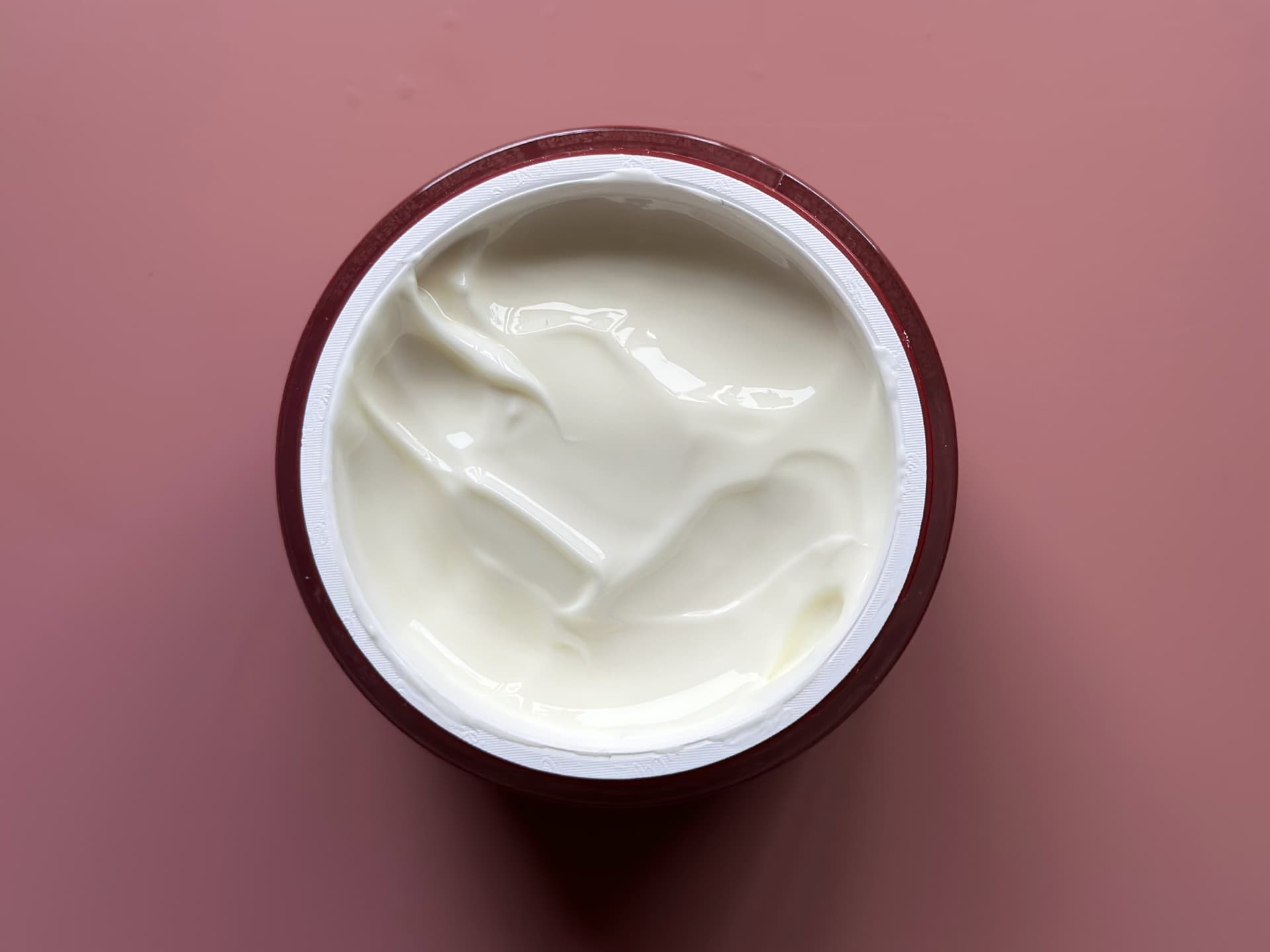 Die Retinol Intense 24h Creme von M. Asam hat eine buttrig-zarte Konsistenz