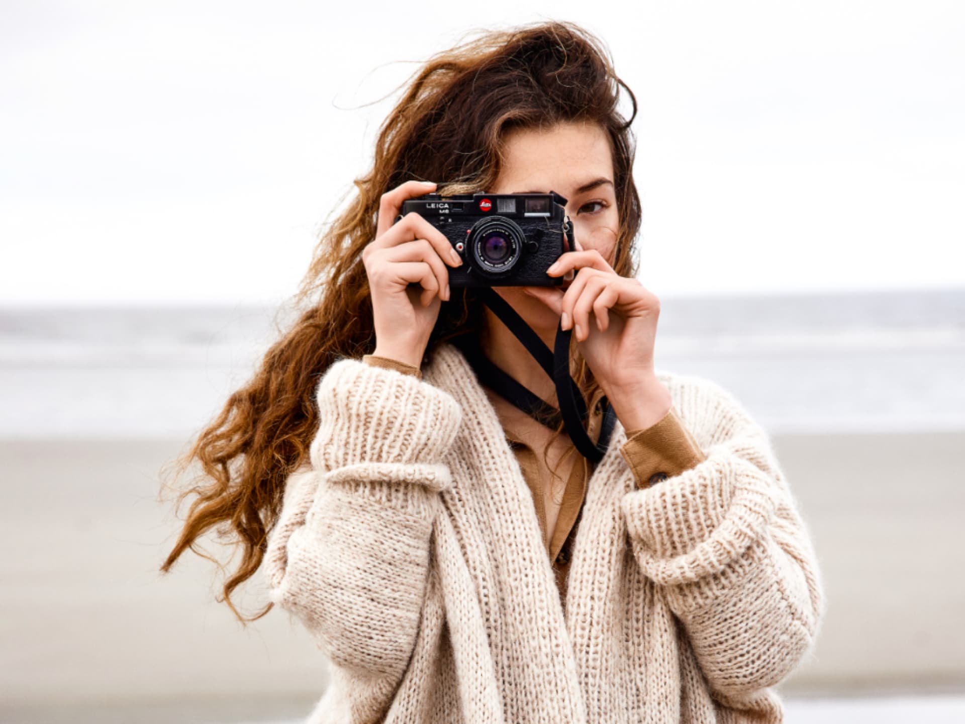 Model in gestrickter Oversized-Jacke von Lana Grossa