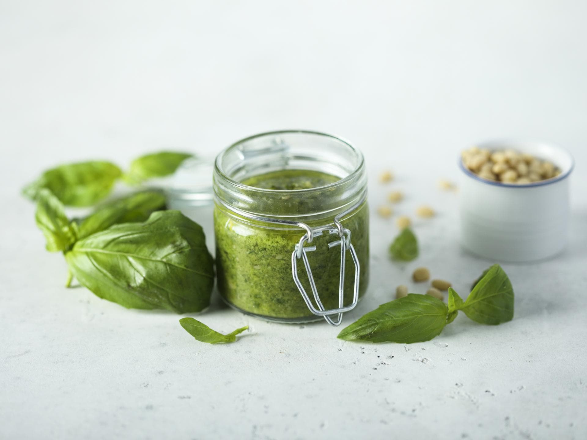 Pesto haltbar machen Basilikum-Pesto im Einmachglas