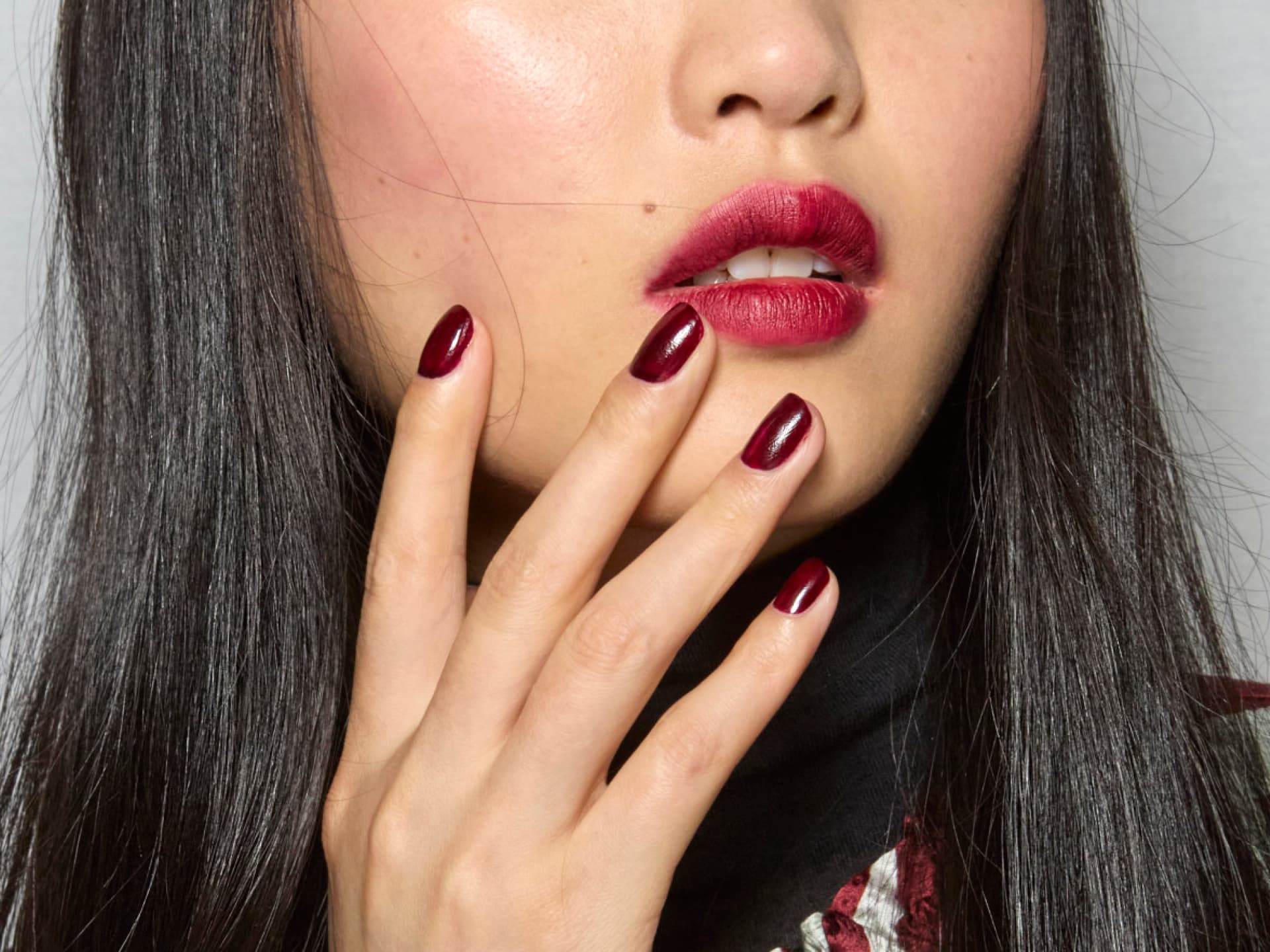 Model mit Rotwein-Nägel bei der HW/24 Show von Leonard Paris