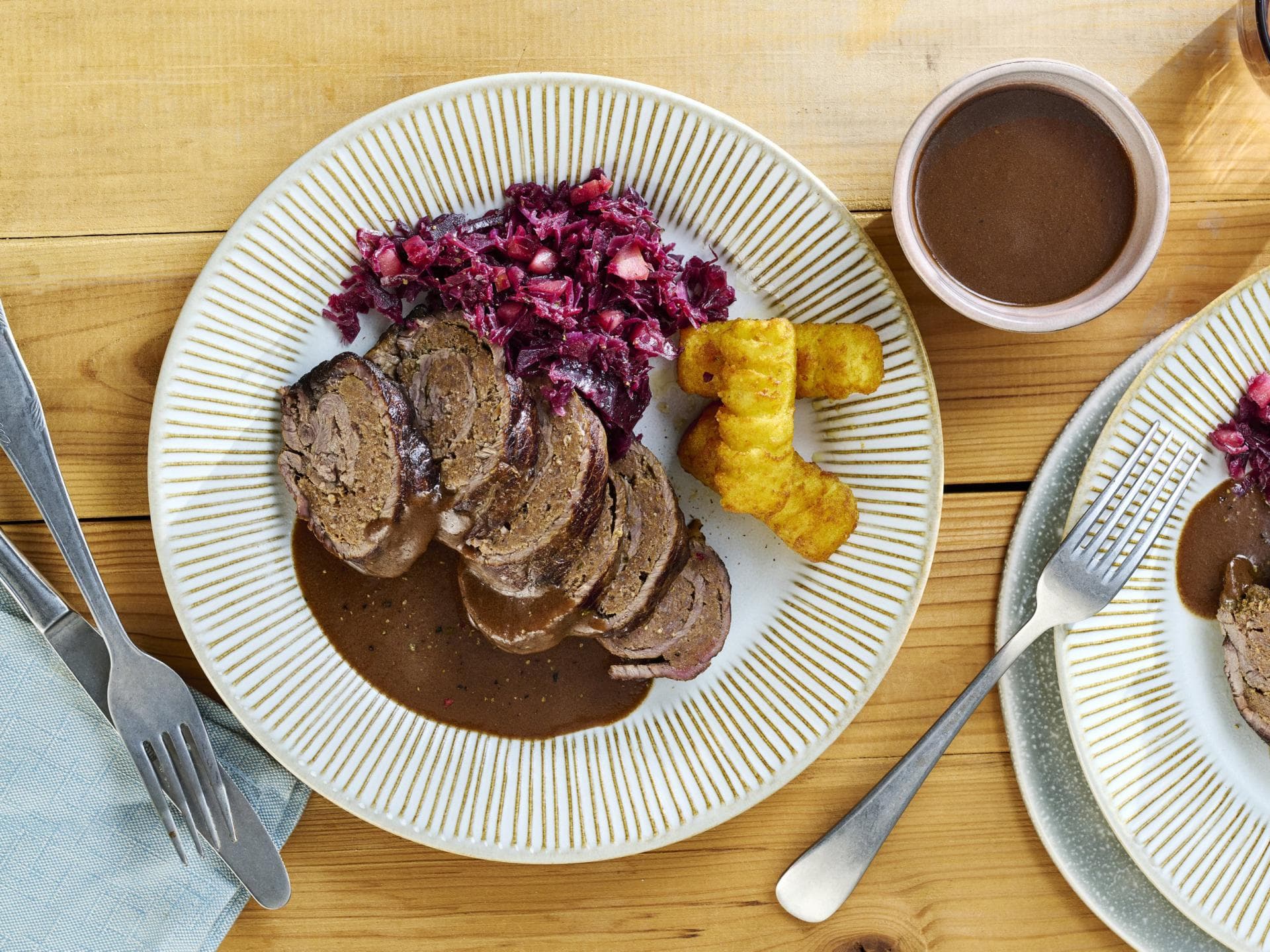 Sauerbraten-Rouladen mit Rotkohl Sauerbraten-Rouladen mit Rotkohl