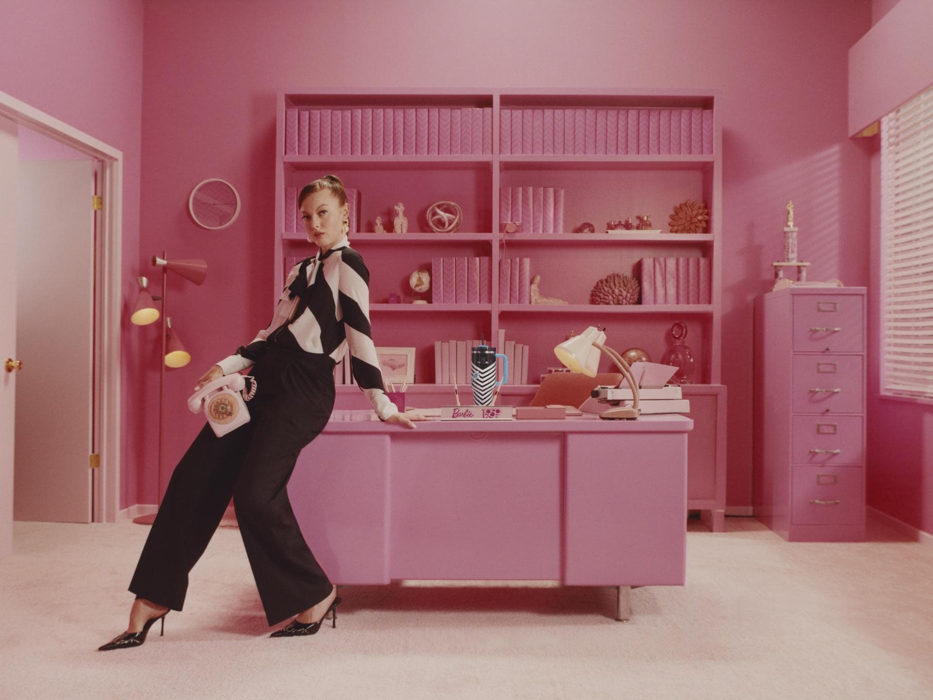 Frau mit Stanley Quencher aus der Barbie-Kollektion