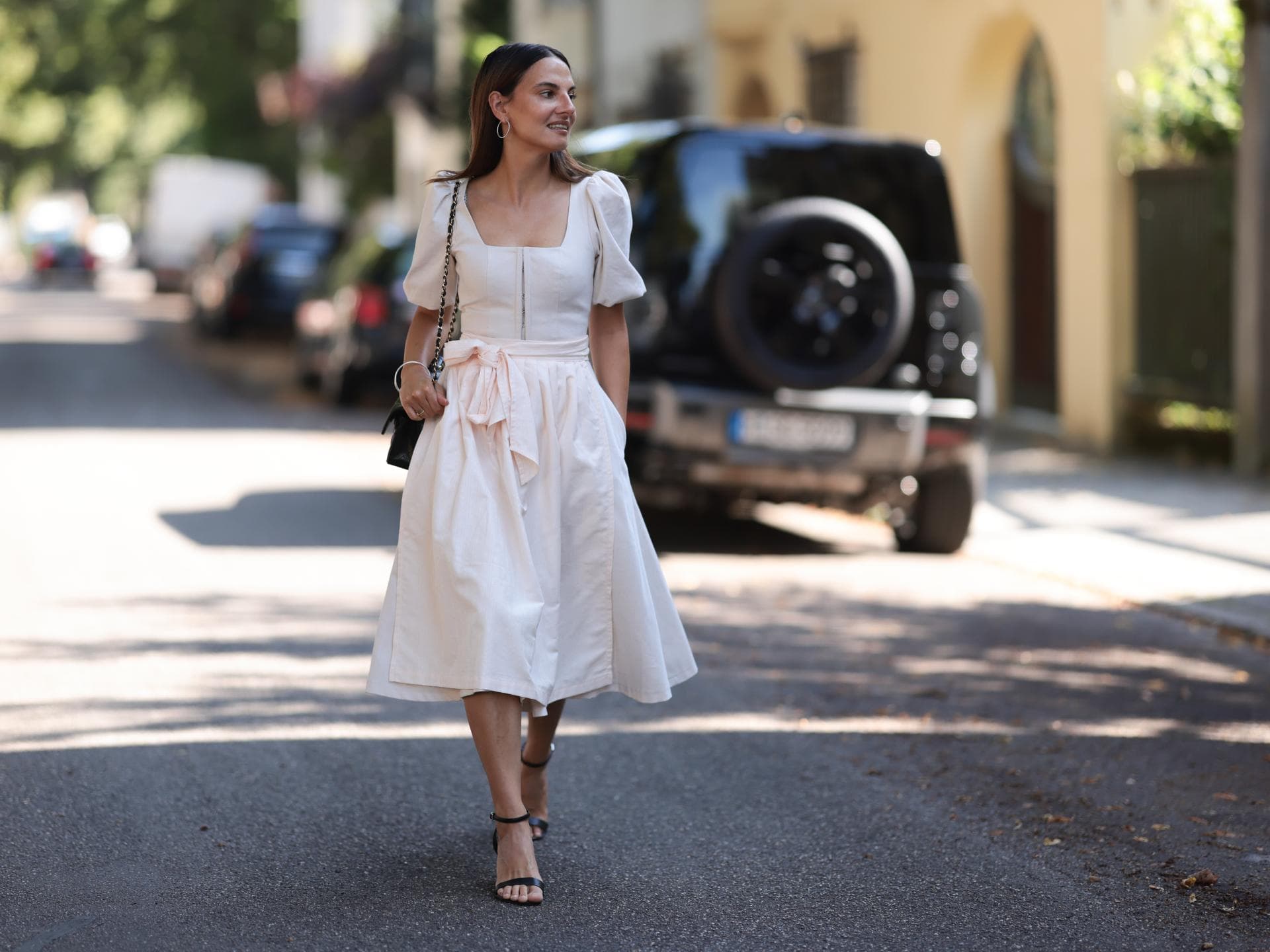 Anna Winter trägt ein Dirndl im Streetstyle