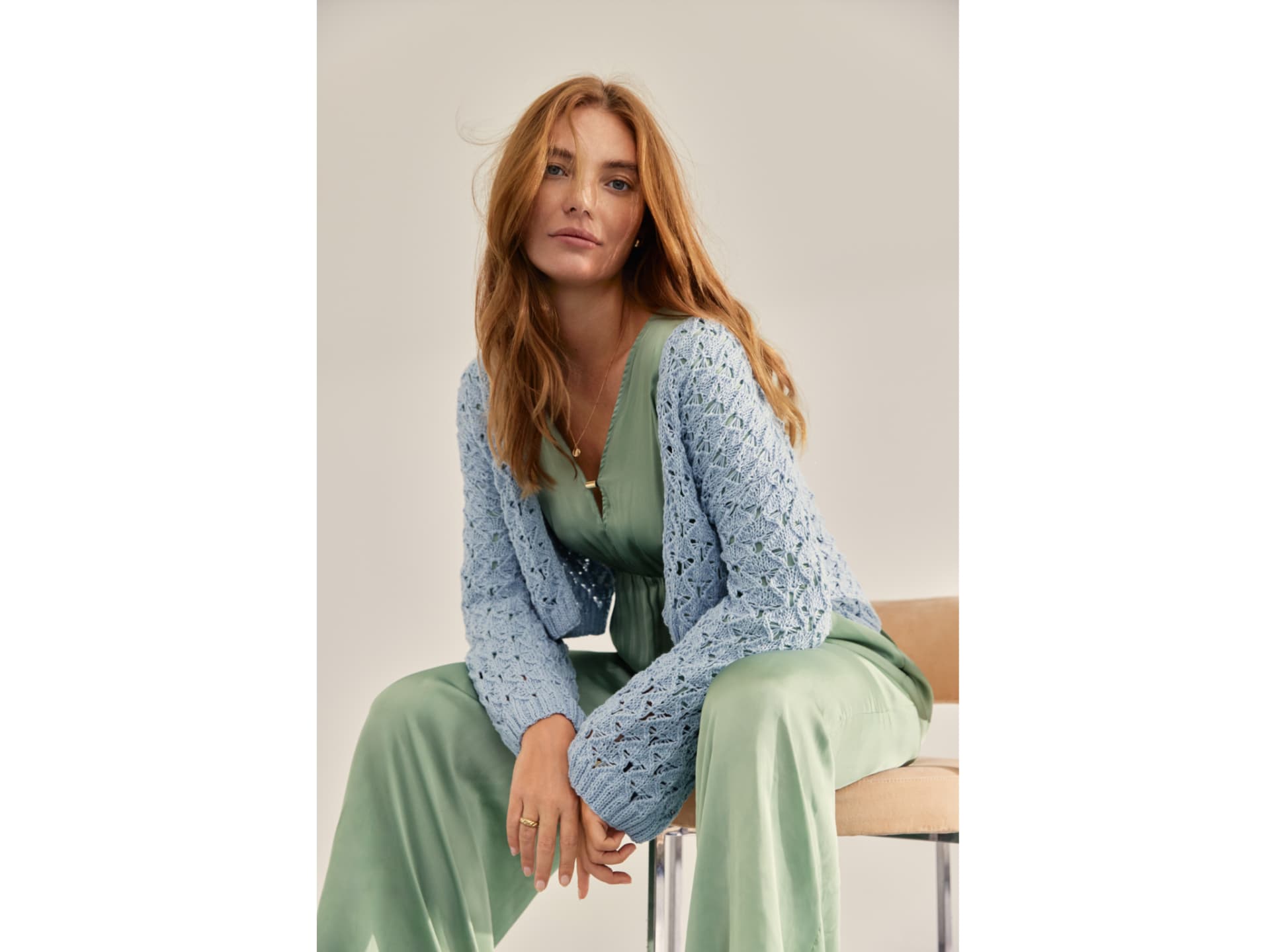 Model in Strickjacke mit Ajourmuster von Lana Grossa