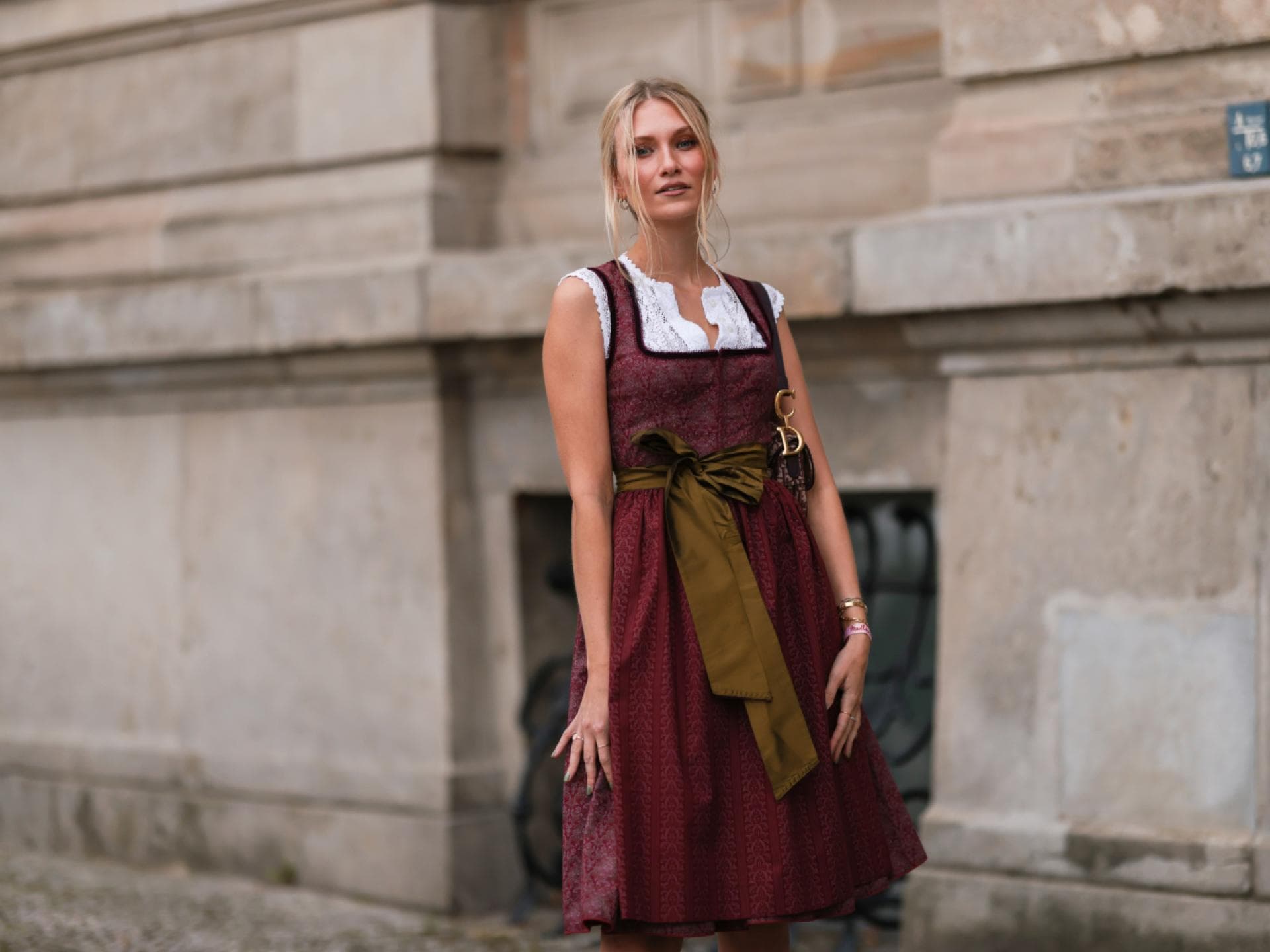 Passender Schmuck darf zum Dirndl natürlich nicht fehlen Junge Frau im Dirndl mit passendem Schmuck