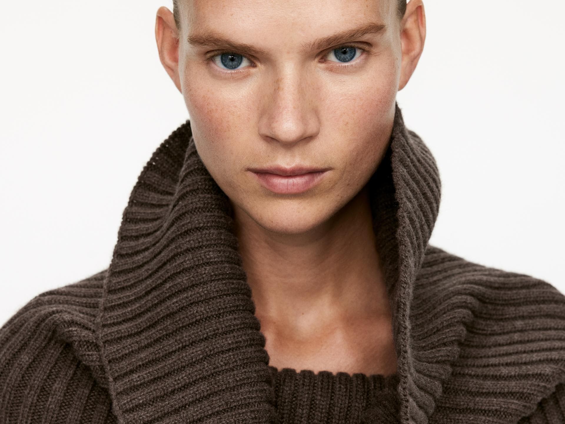 Frau trägt Kleidung der neuen Nativa Wool Knitwear Capsule von Arket