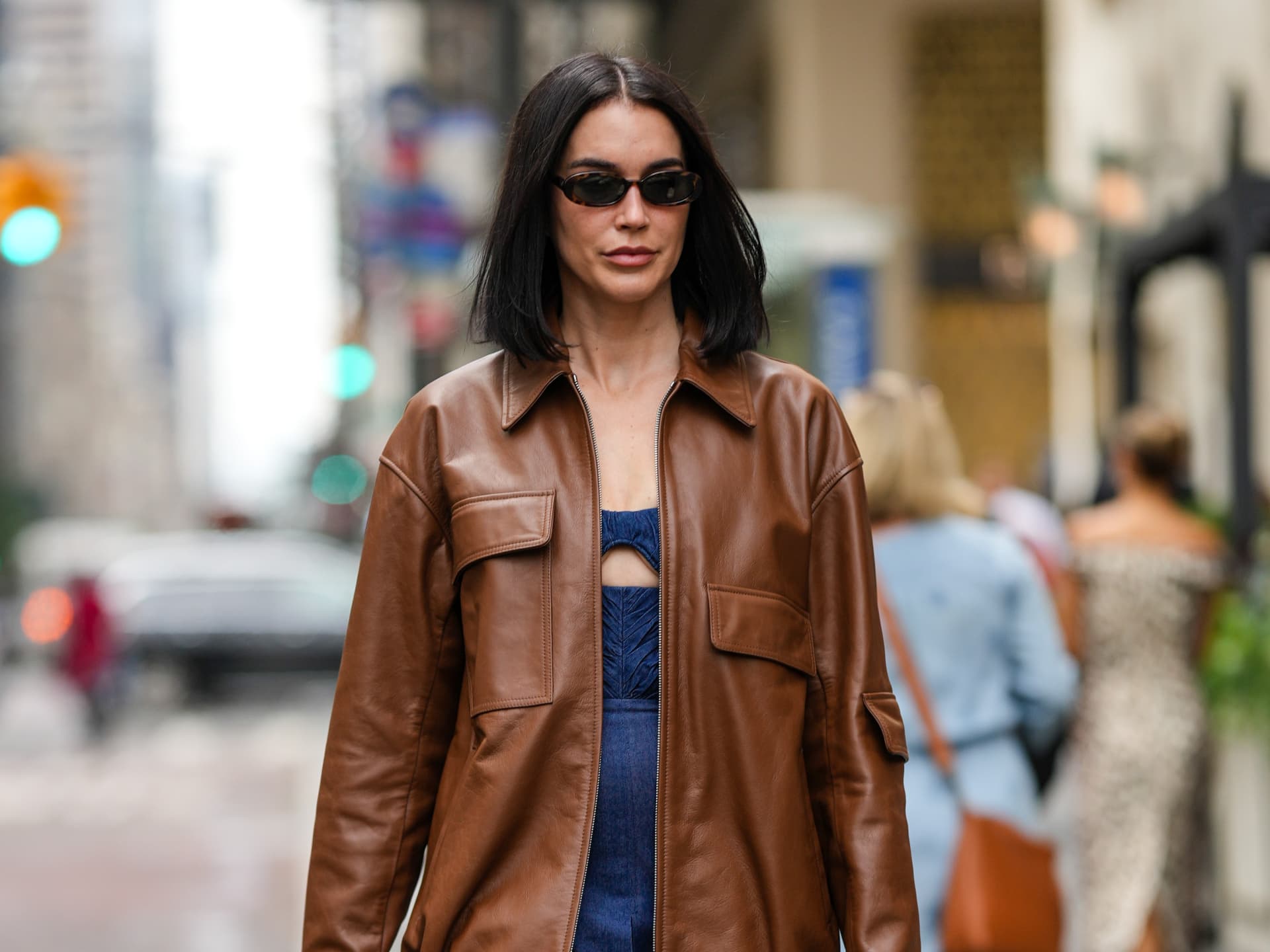 Den Clavi Bob für eine hohe Stirn sieht glatt besonders elegant aus Influencerin Brittany Xavier trägt einen glatten Clavi Bob für eine hohe Stirn