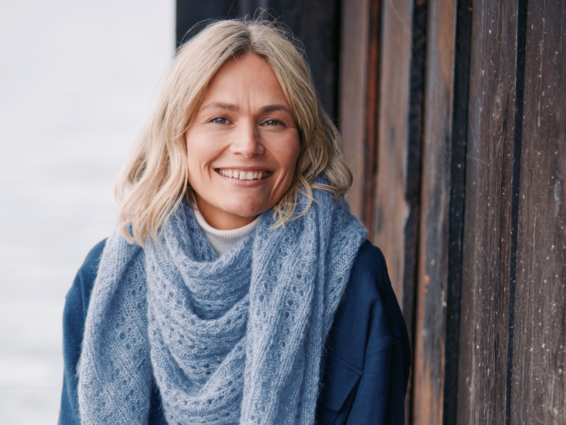 Bunt stricken - Model in hellblauem Dreieckstuch von Lana Grossa