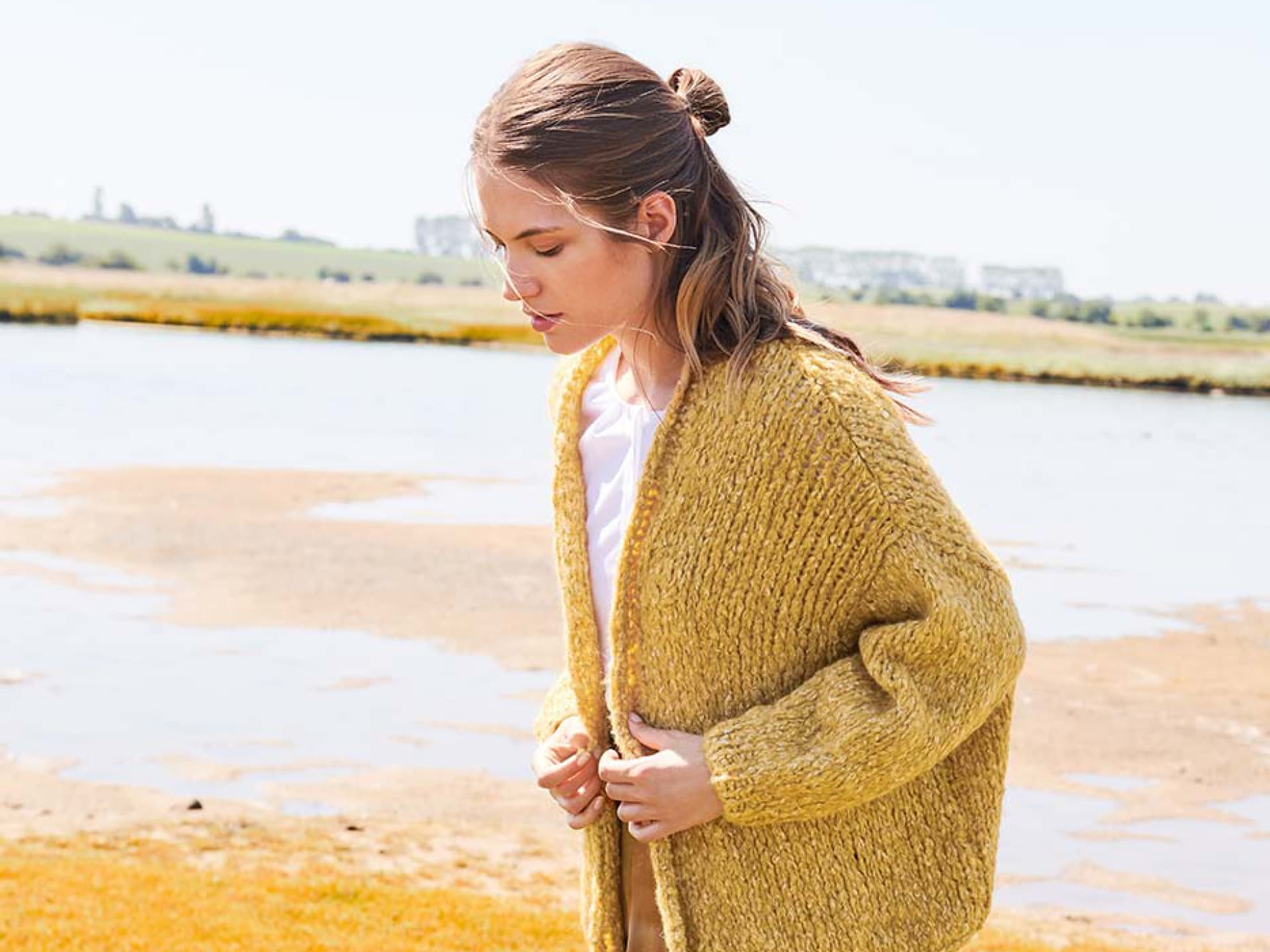 Bunt stricken - Model in Cardigan mit überlangen Schultern