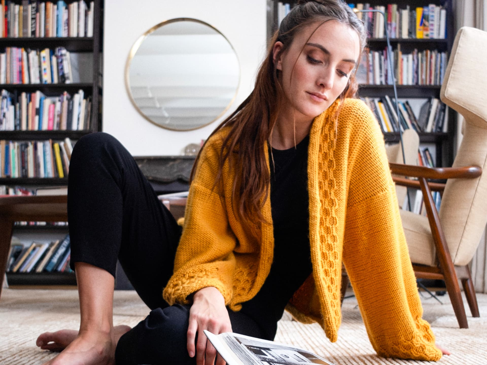 Bunt stricken - Model mit Strickjacke von We Are Knitters