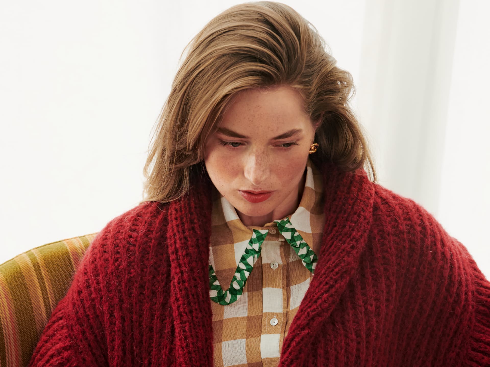 Bunt stricken - Model in kuscheliger Grobstrickjacke von Lana Grossa