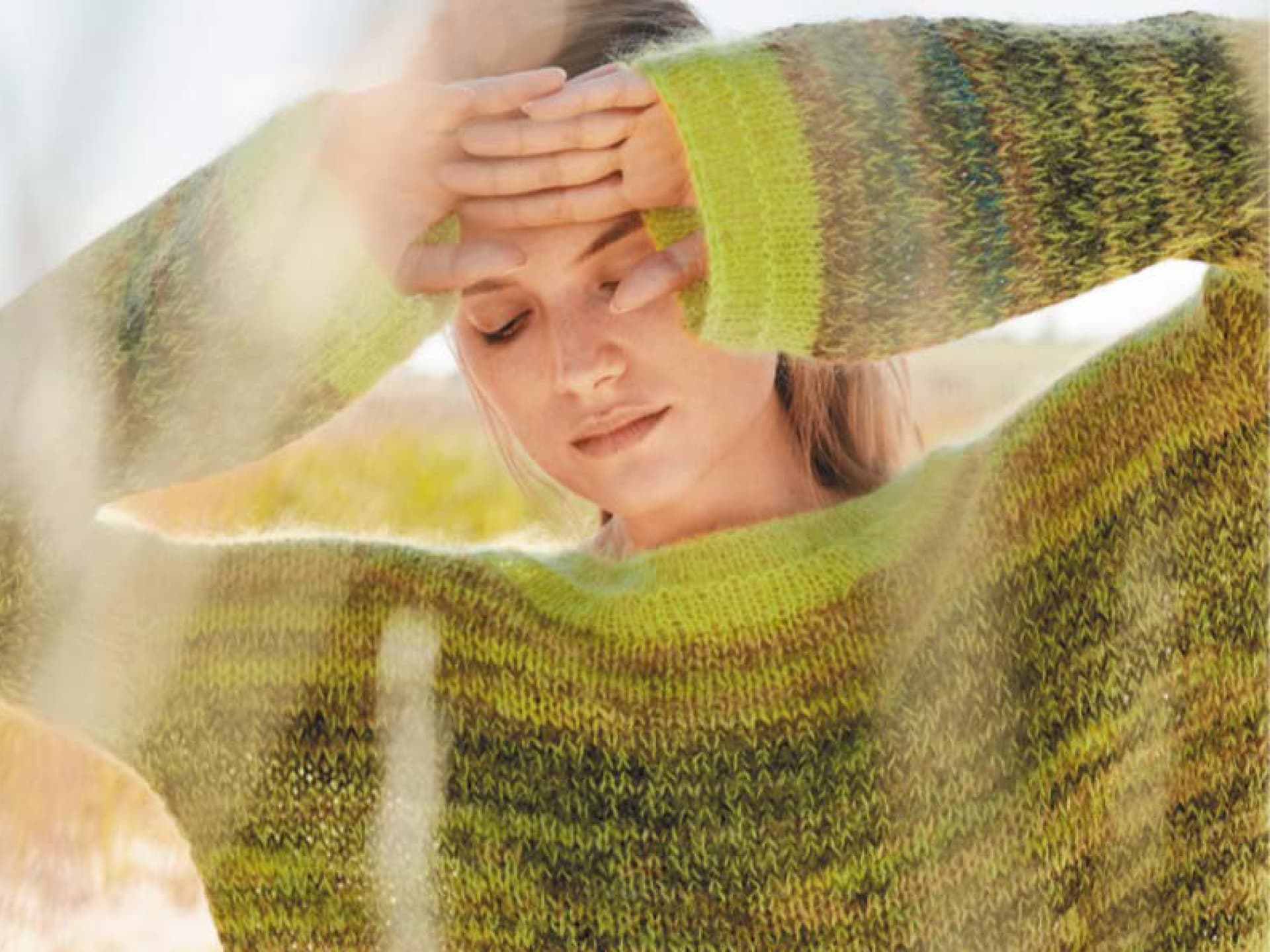 Bunt stricken - Model in grün-meliertem Pullover