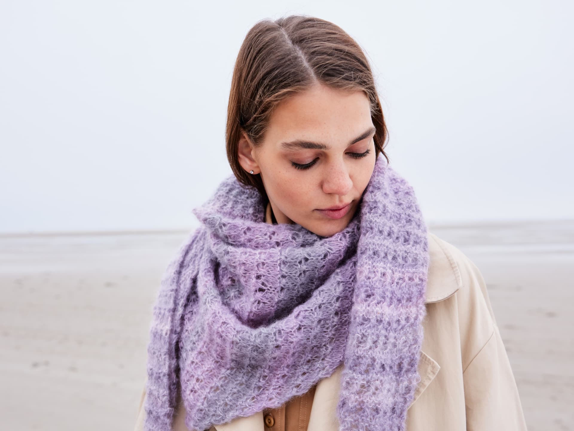 Bunt stricken - Model mit Dreieckstuch mit Farbverlauf