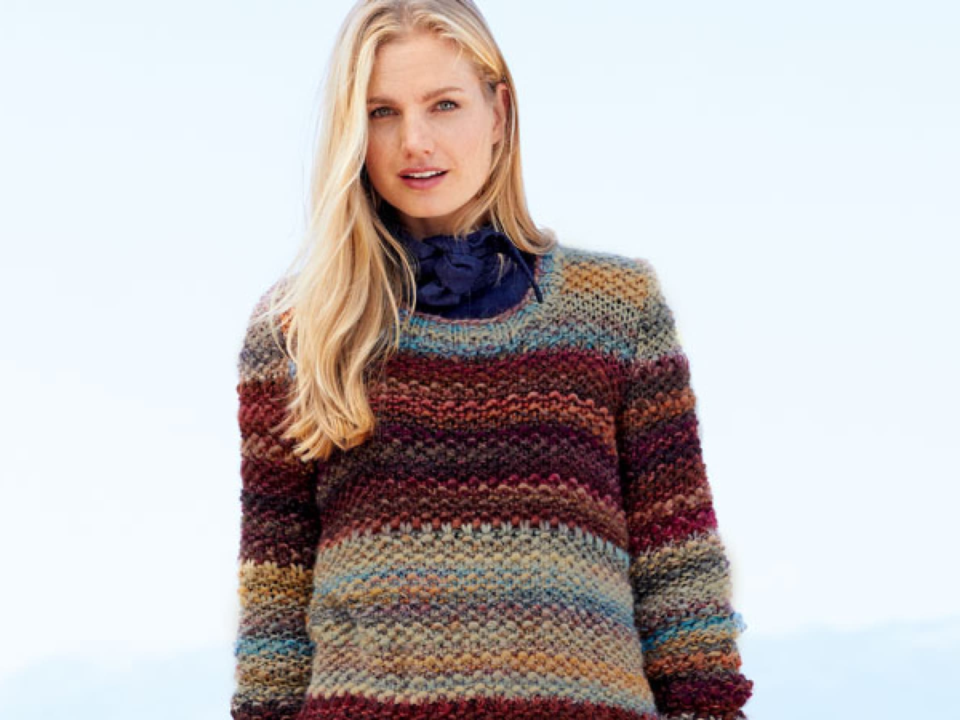 Bunt stricken - Model in lässigem Streifenpullover von Lana Grossa