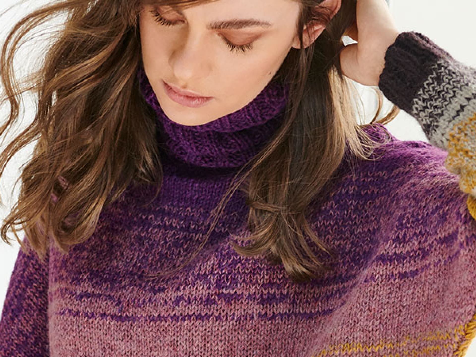 Bunt stricken - Model in Ringelpullover mit Rollkragen