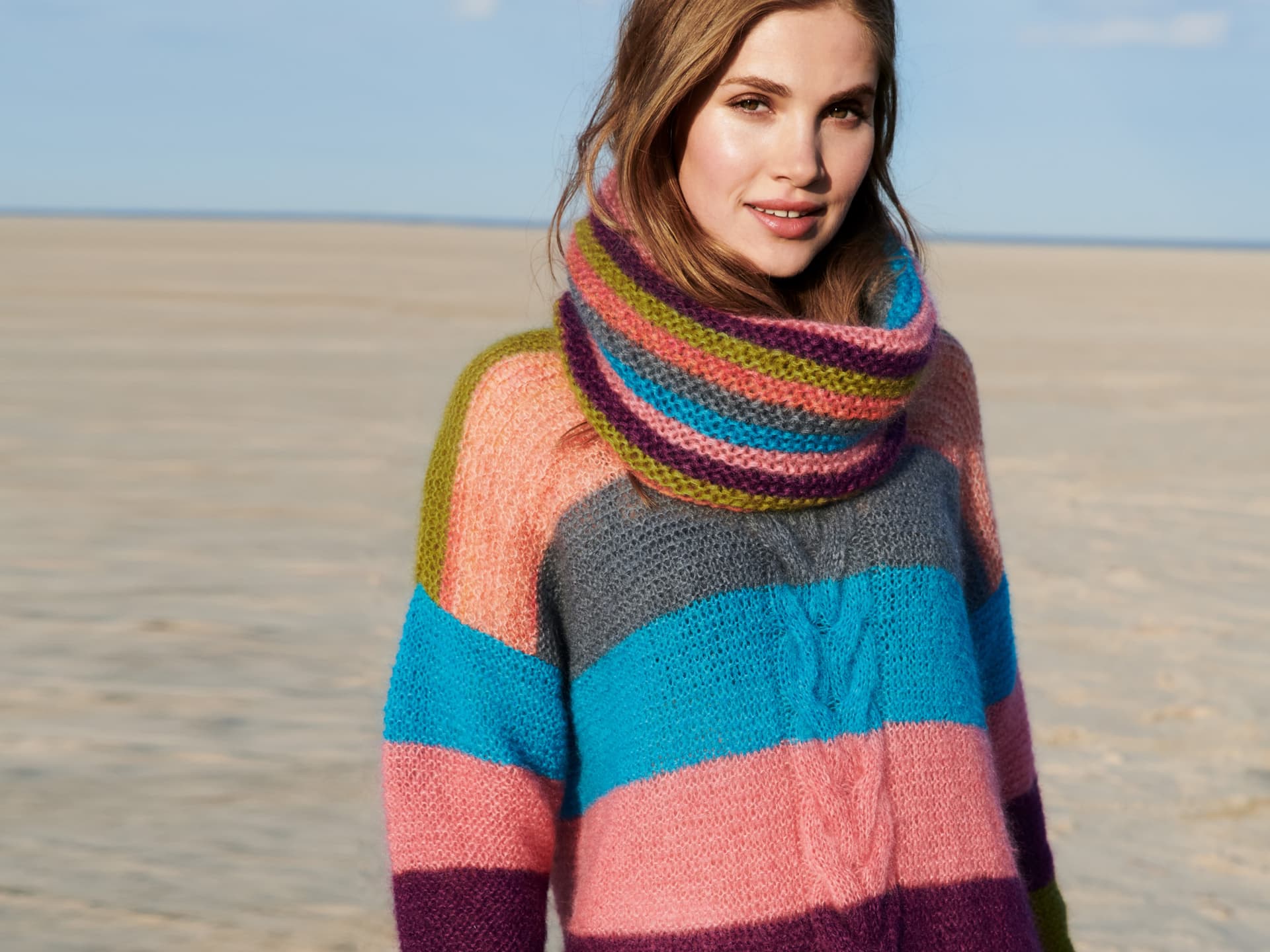 Bunt stricken - Model in bunten Pullover und Loop-Schal von Lana Grossa