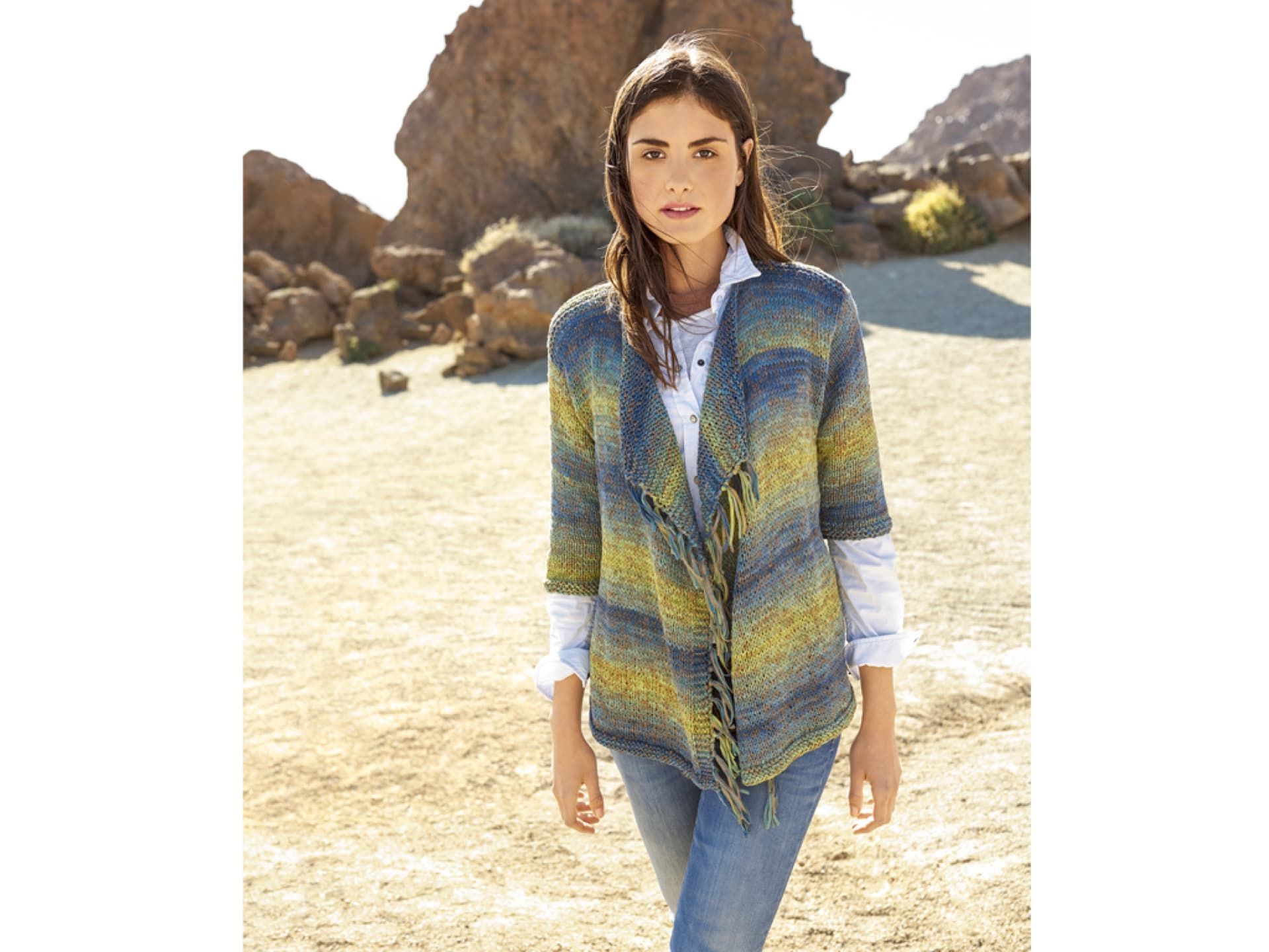 Bunt stricken - Model in gestreifter Fransenjacke von Lana Grossa