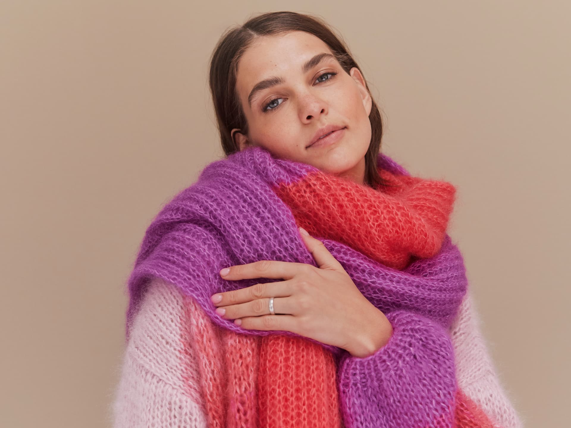 Bunt stricken - Model in farbenfrohem XXL-Schal von Lana Grossa