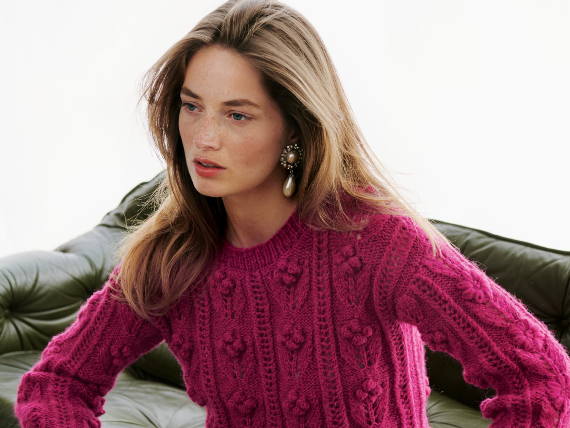 Bunt stricken - Model in Zopfpullover mit Blütenmuster von Lana Grossa