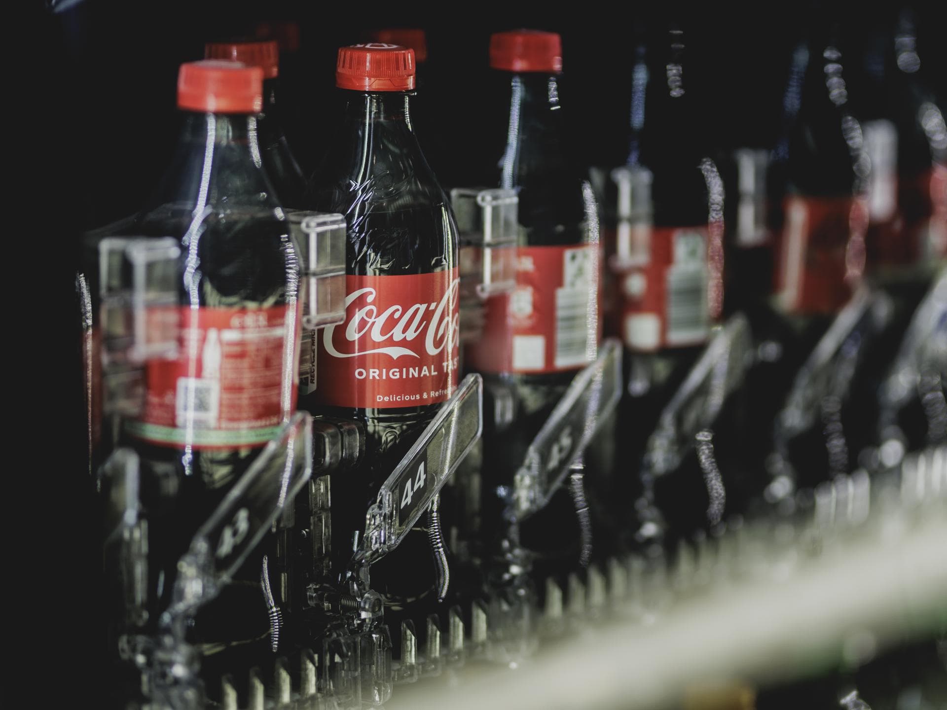 Coca Cola in einem Getränkeautomaten 