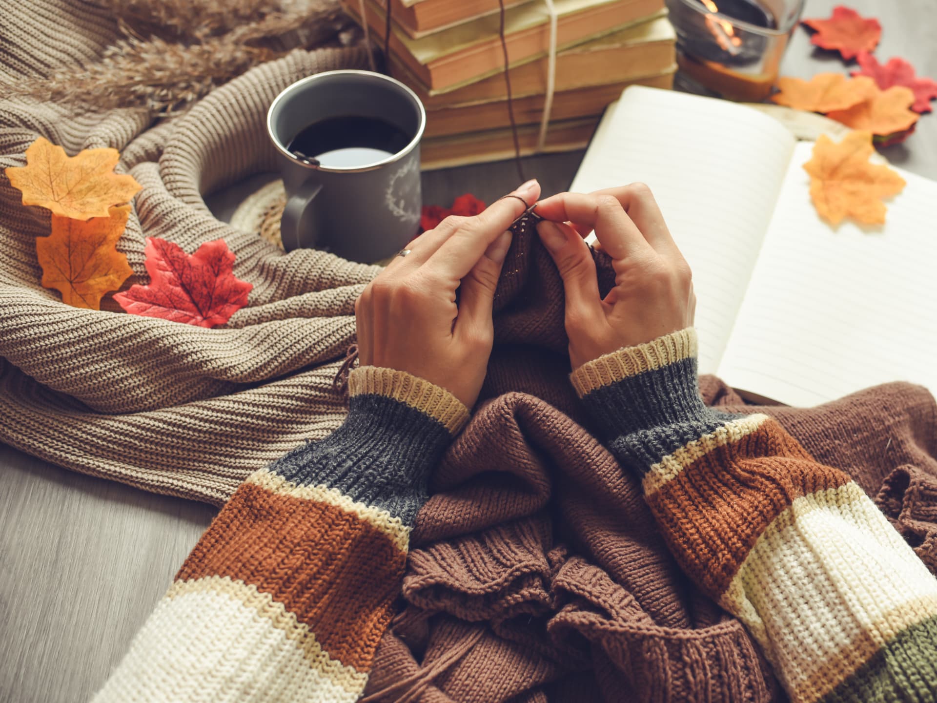 Ich stelle Ihnen die besten Strickbücher vor! Frau strickt und hat ein Strickbuch parat