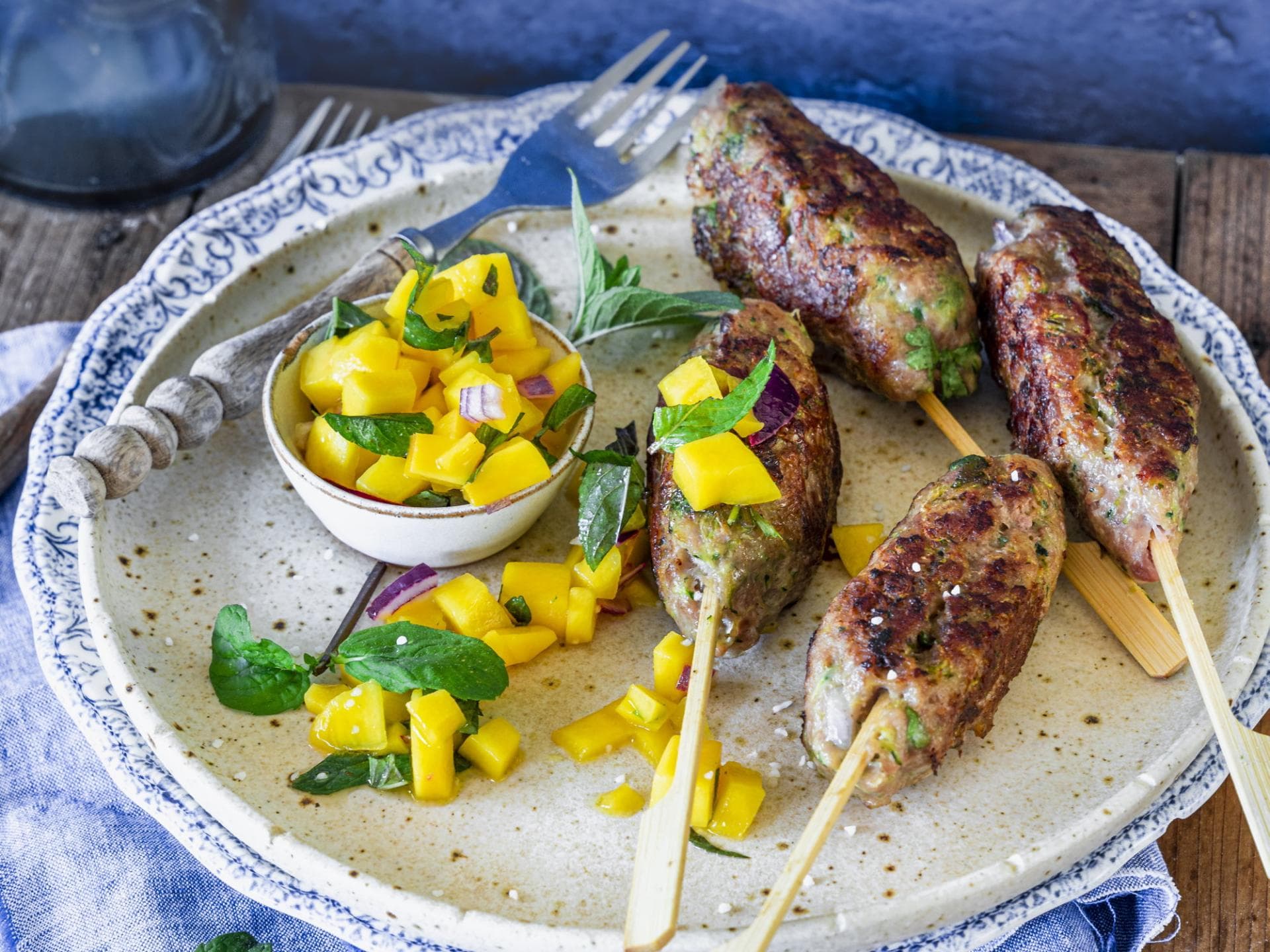 Hähnchen-Köfte mit Mangosalsa 