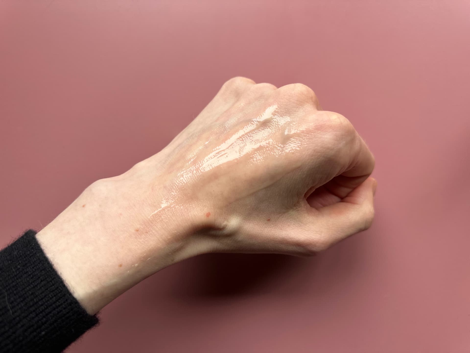 Das Lavera Glow by Nature Serum hat eine sehr angenehme Konsistenz