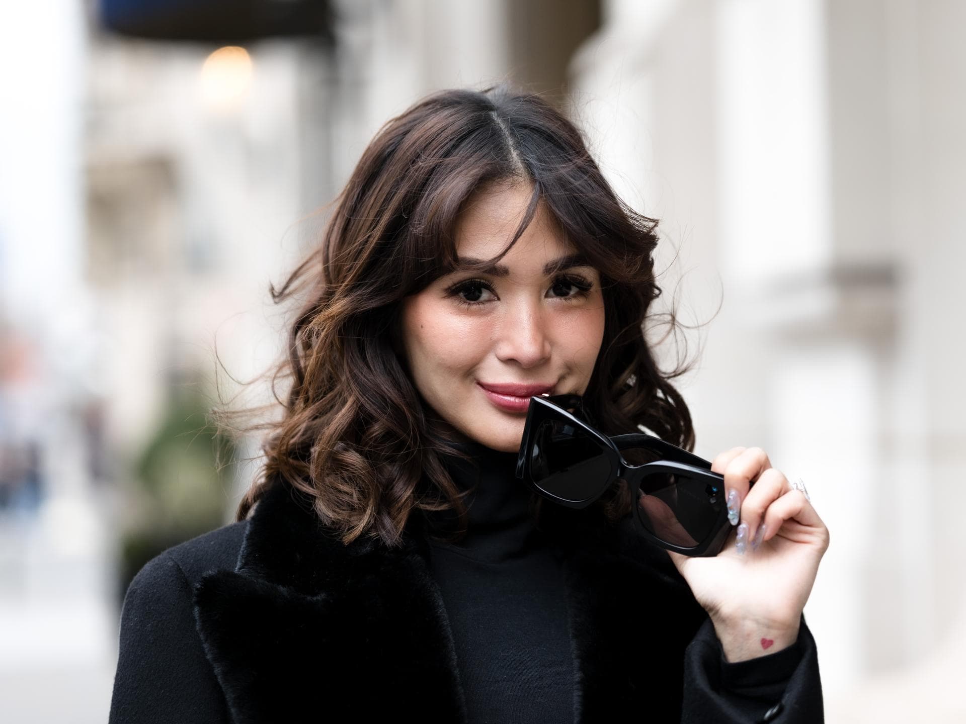Frau trägt Long Bob Streetstyle 