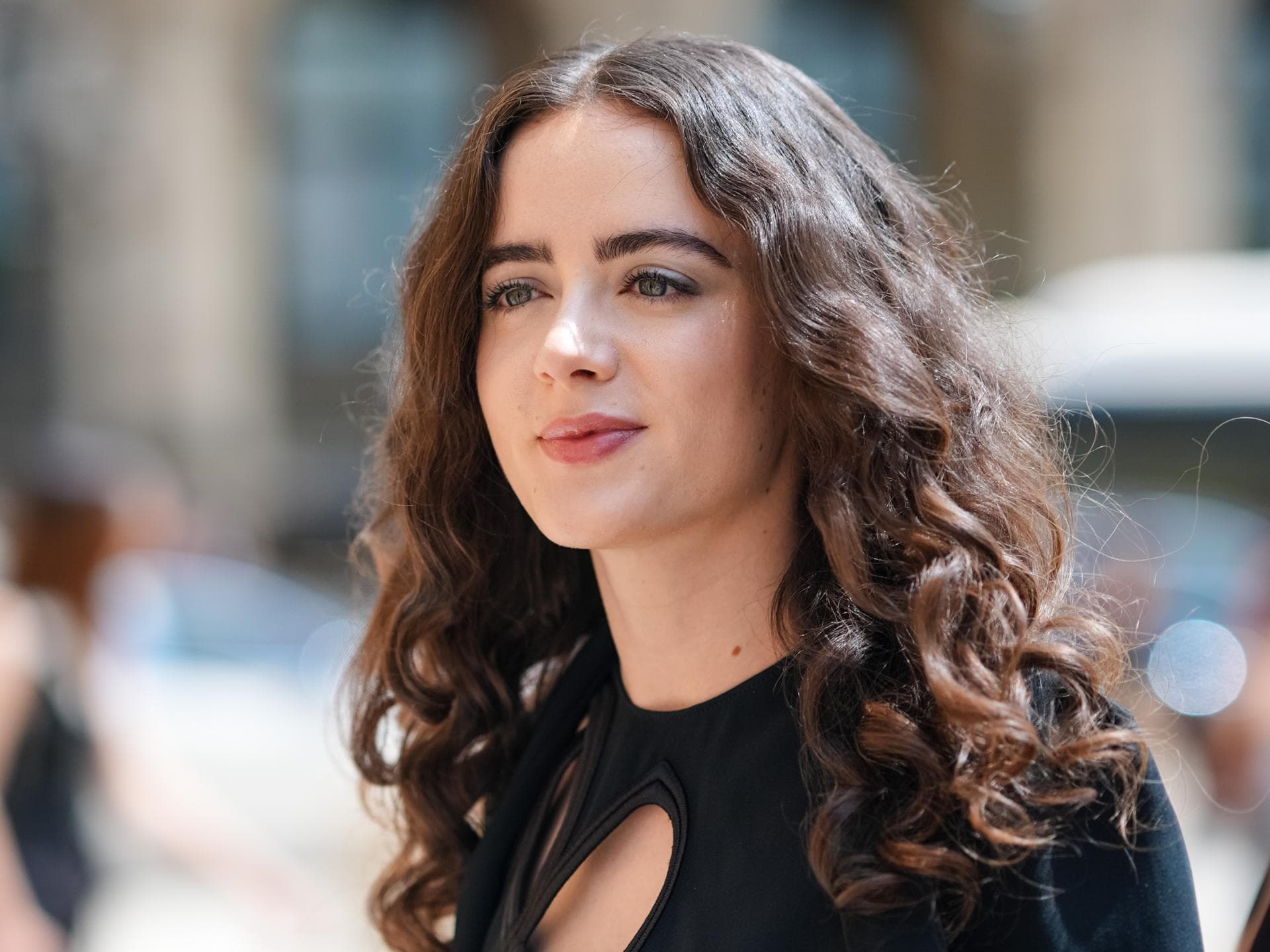 Frau trägt mittellange Haare Streetstyle 
