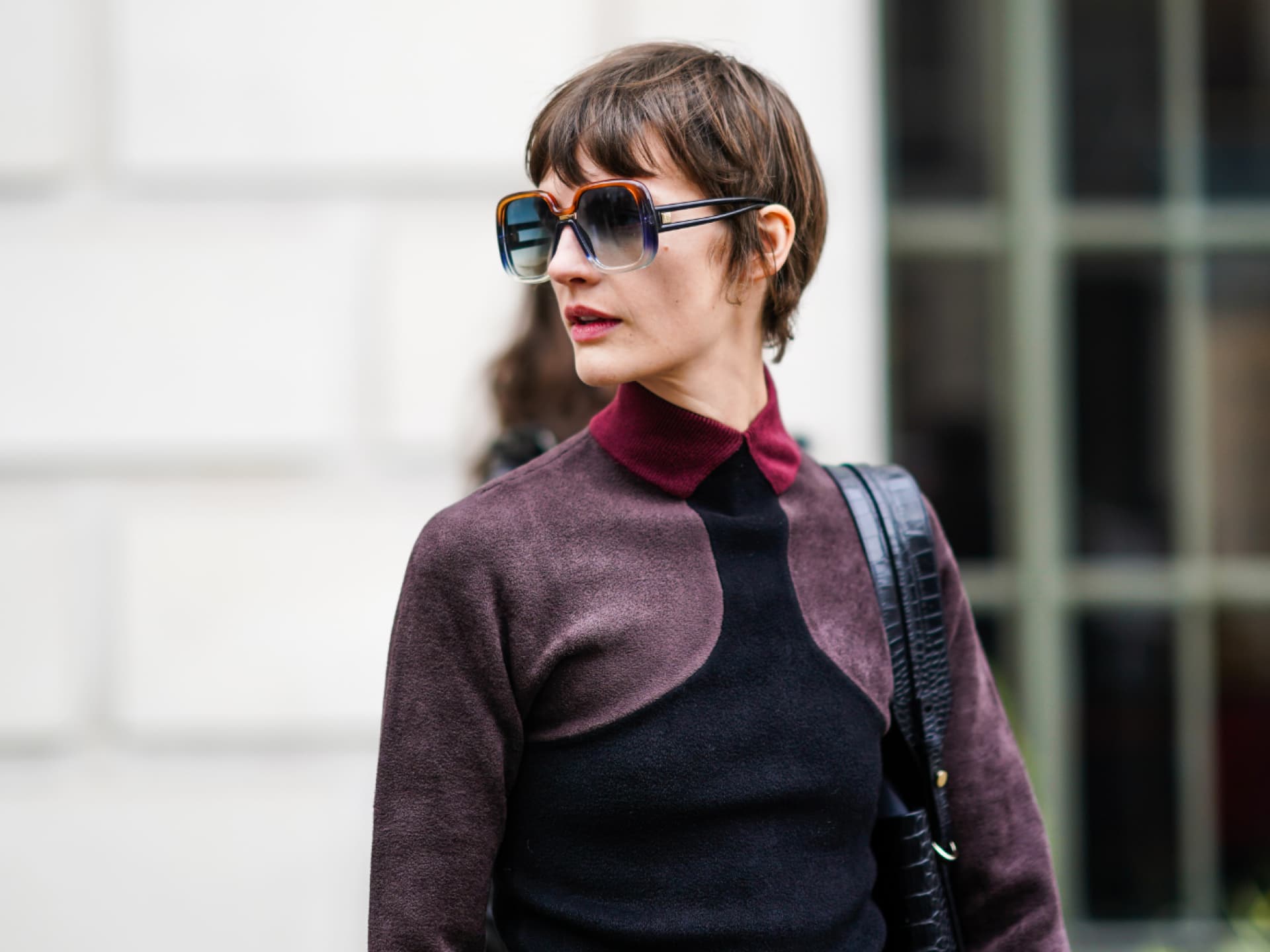 Model mit Mixie Cut mit Pony