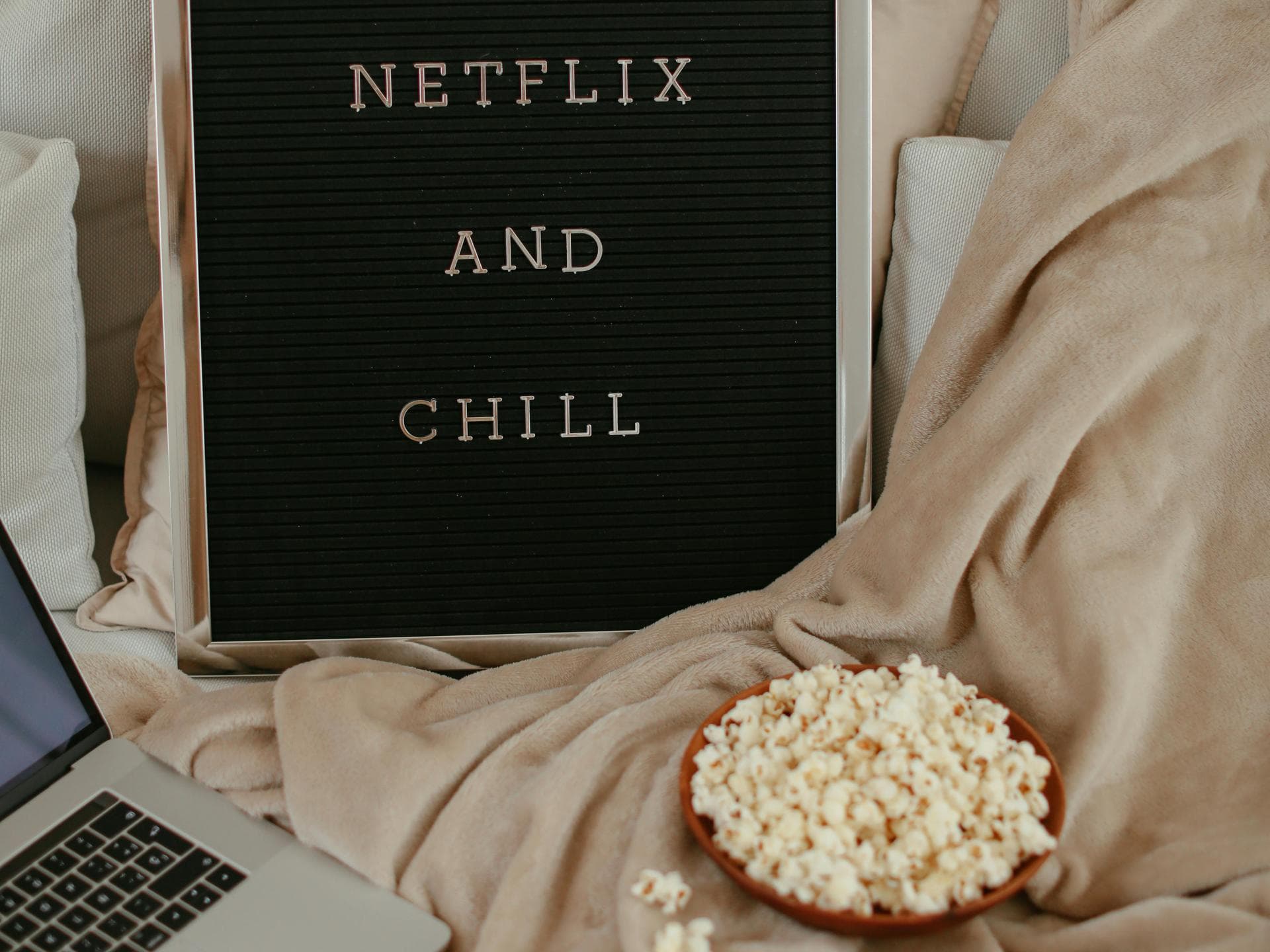 Schild mit der Beschriftung "Netflix and Chill"
