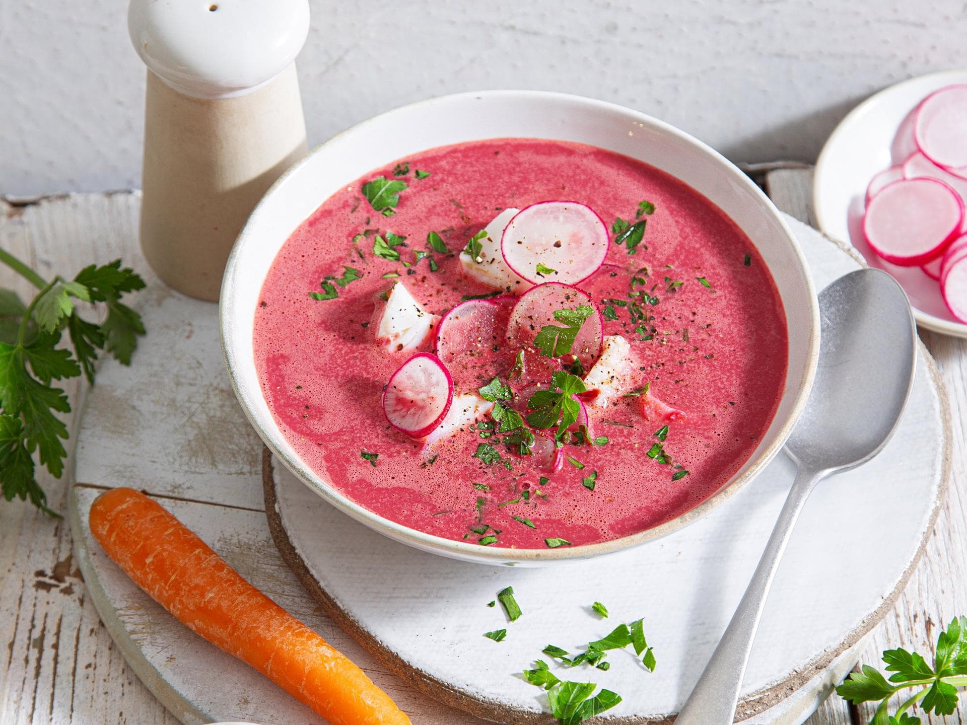 Rote-Bete-Möhren-Suppe mit Kabeljau