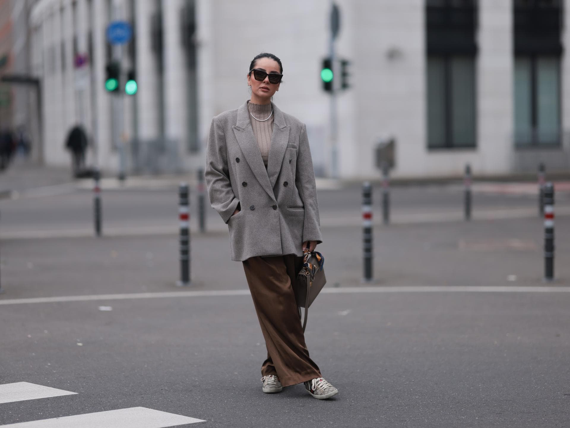 Ein Blazer passt perfekt zur weiten Hose Tara Tut trägt eine weite Hose und einen Blazer im Streetstyle