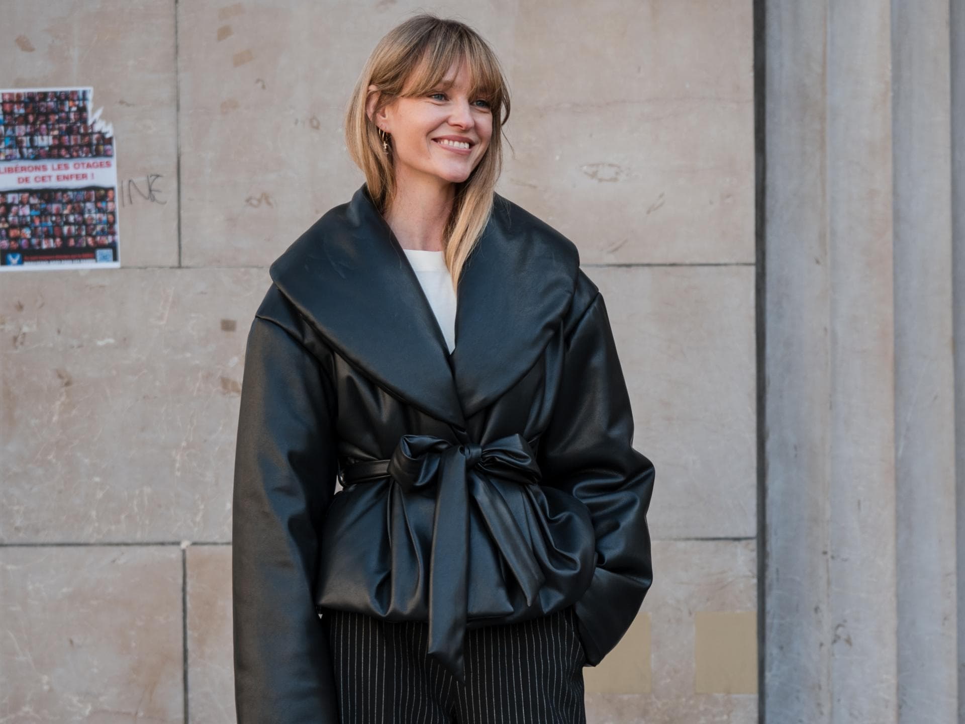 Jeanette Friis Madsen trägt eine Winterjacke mit Taillengürtel im Streetstyle
