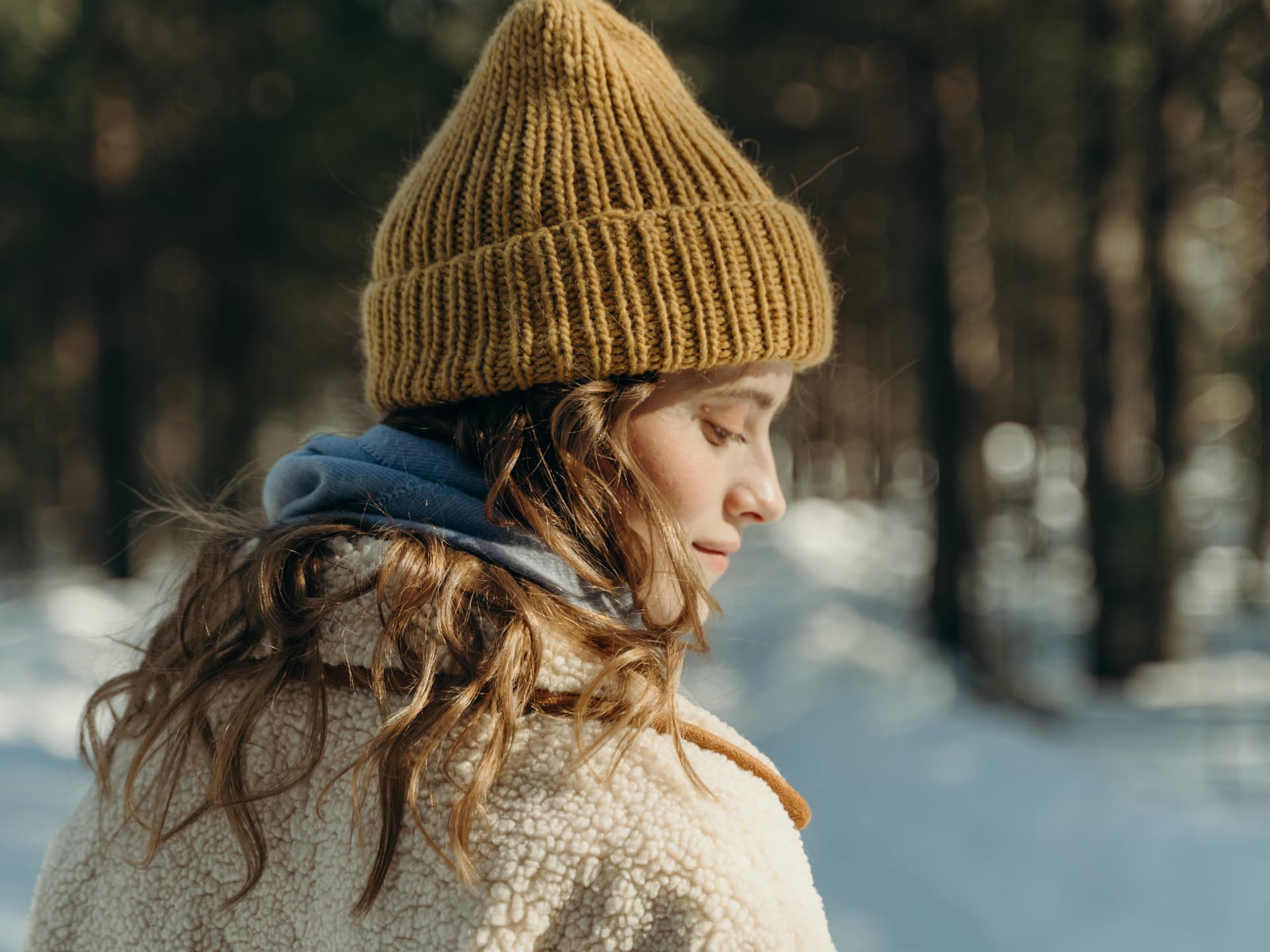 Model in gestrickter Beanie
