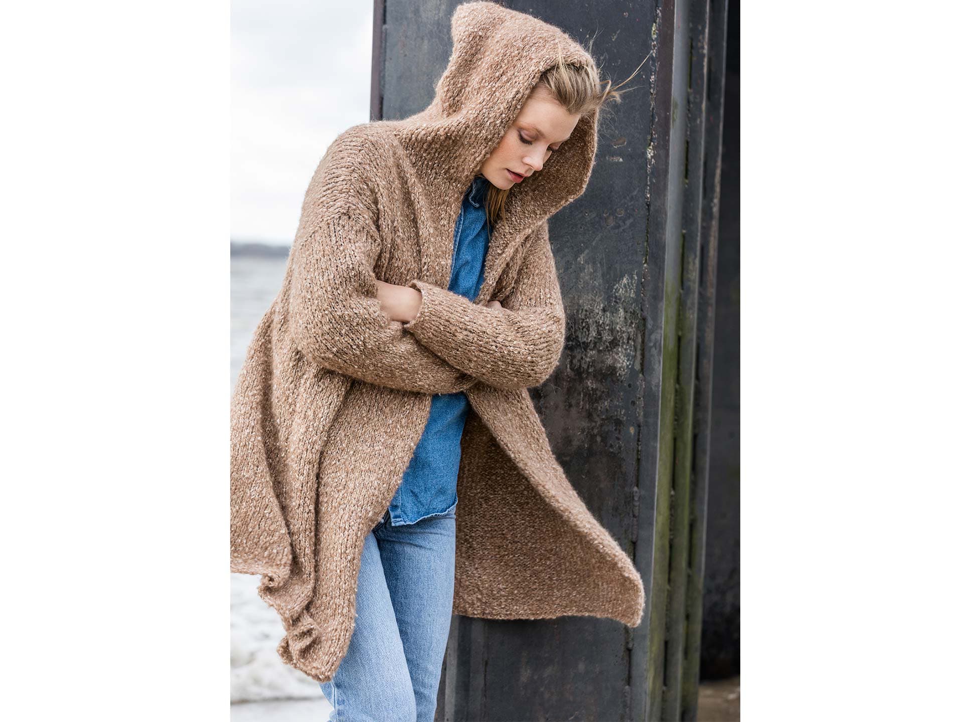 Model in flauschiger Kapzenjacke von Lana Grossa