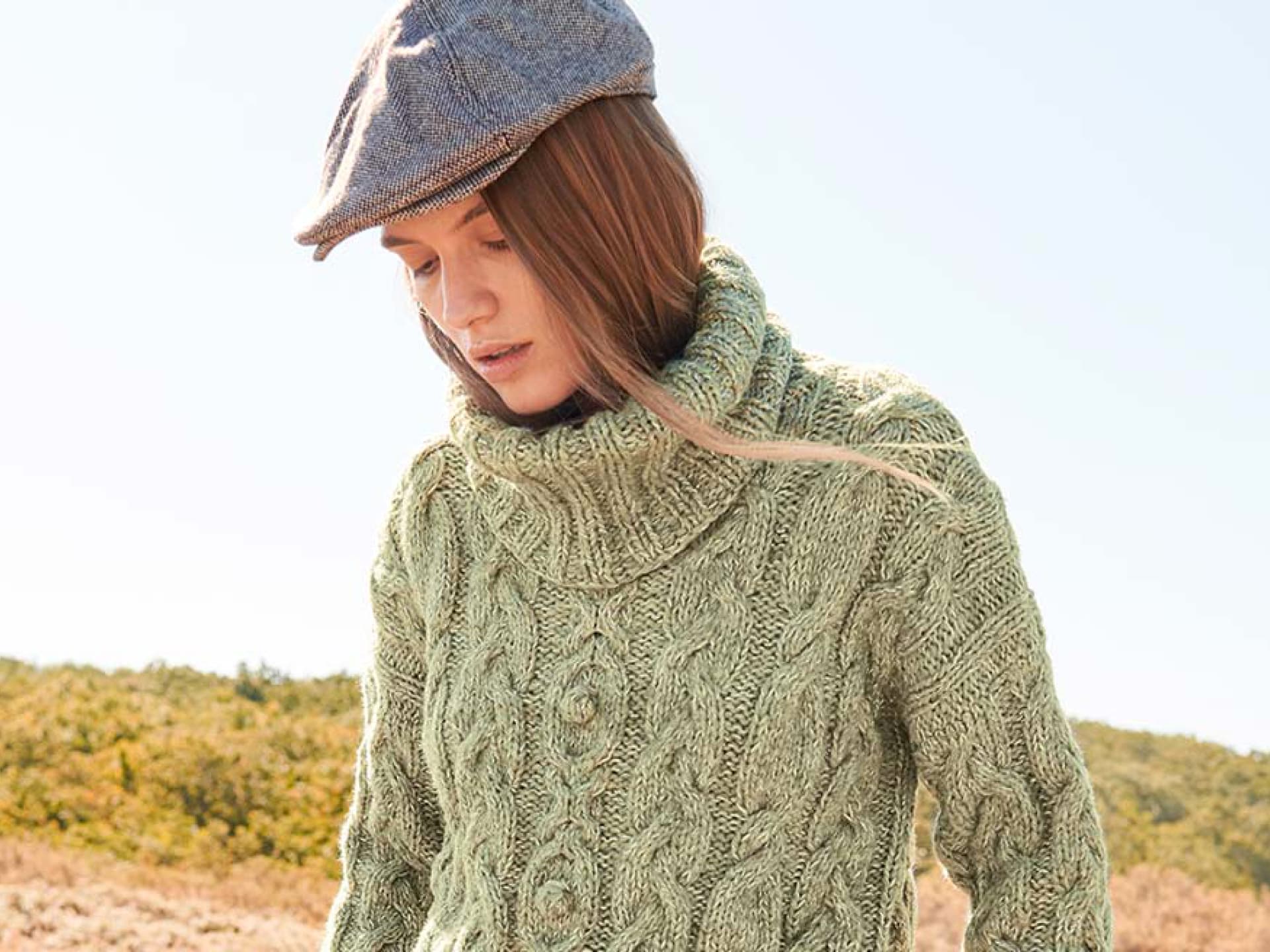 Model in Zopfpullover mit Rollkragen von Lana Grossa