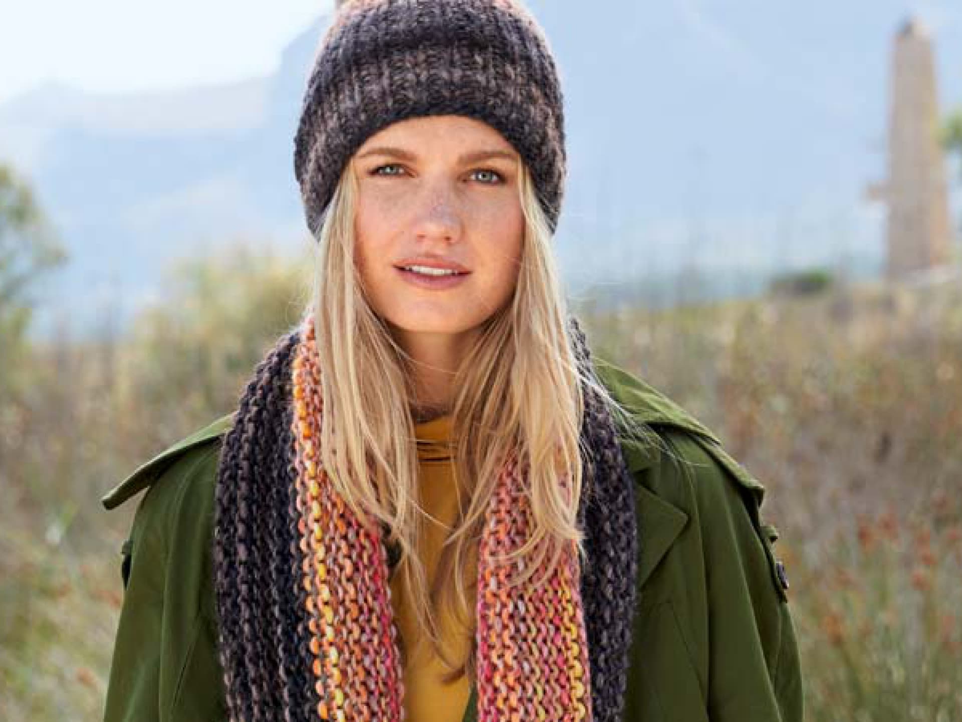 Model mit gestricktem Schal und Mütze von Lana Grossa
